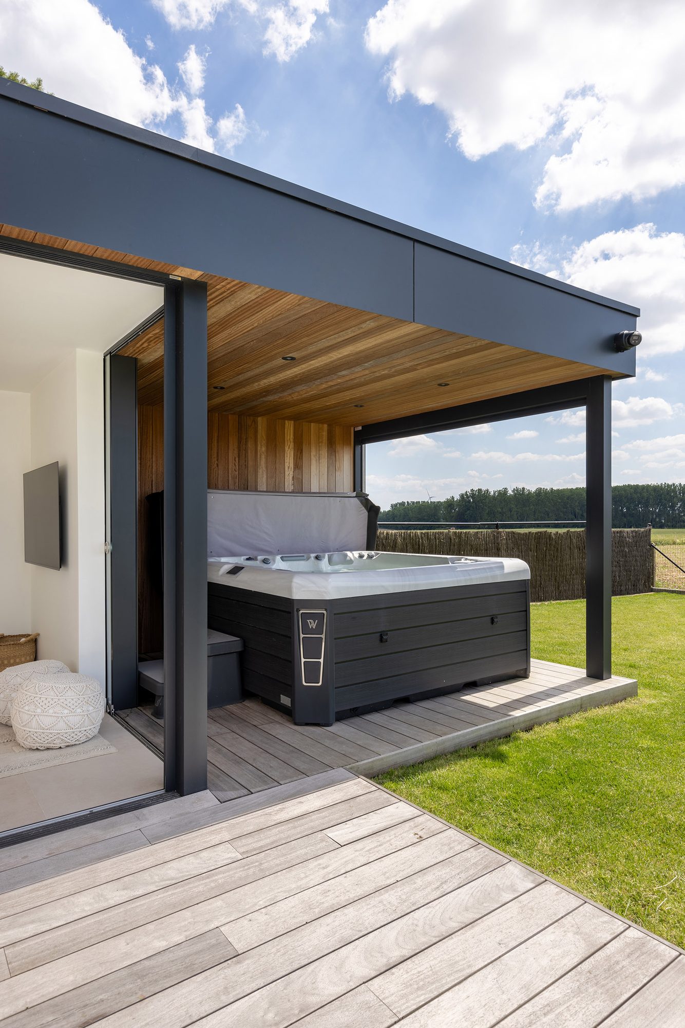 Pool house avec pergola et jacuzzi