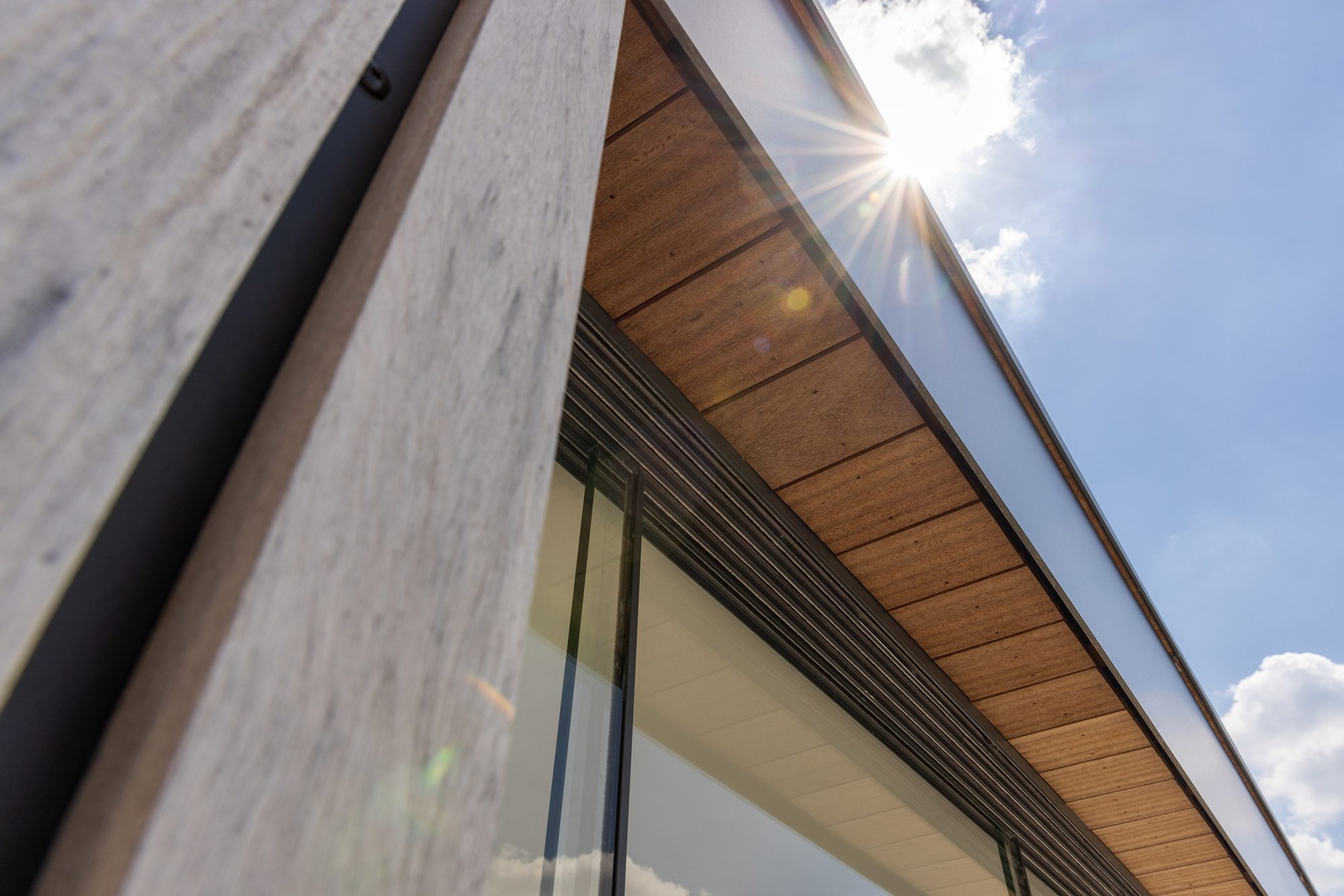 Pool house avec finition en Trespa et bois iroko