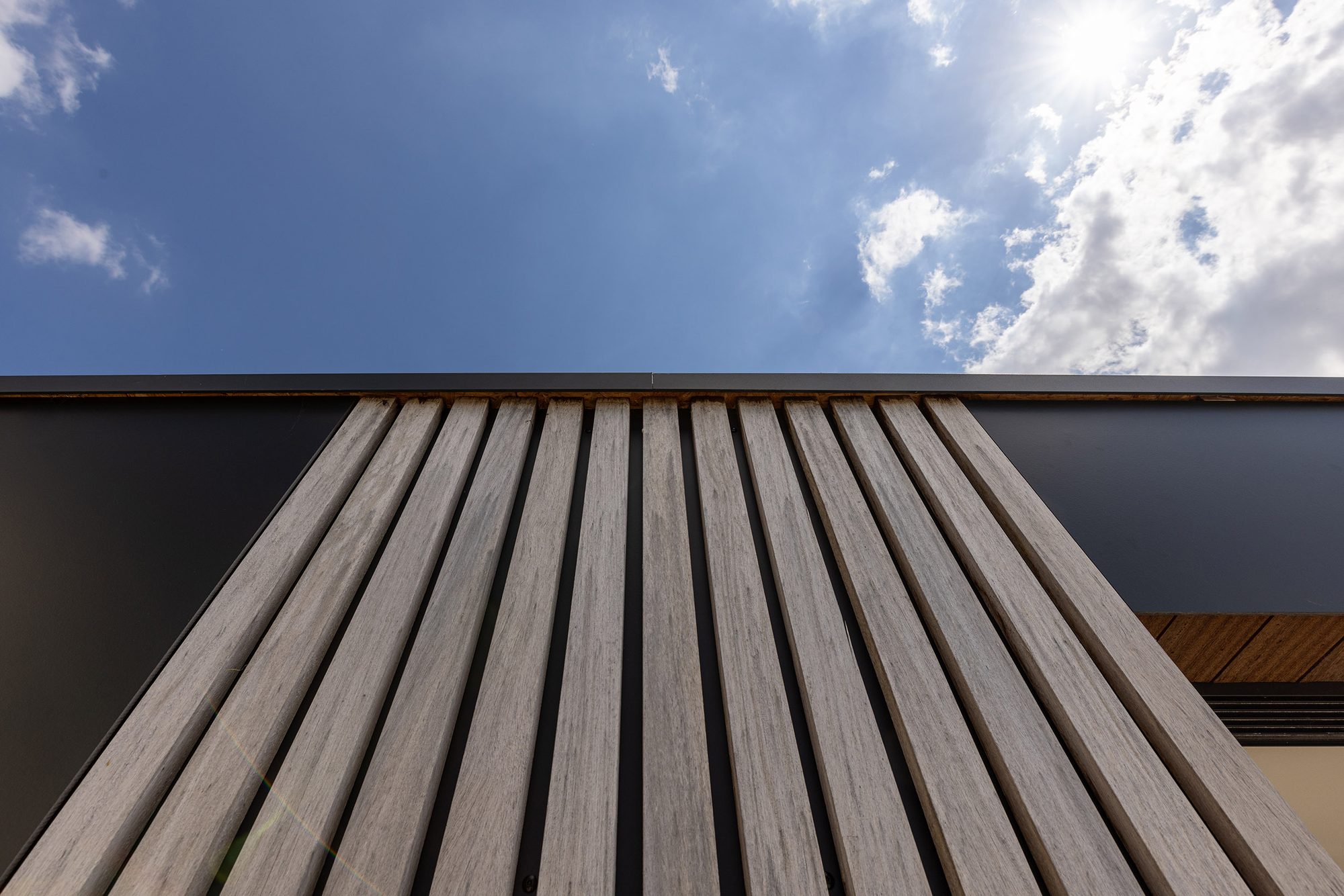 Poteaux verticales en bois dur tropical iroko