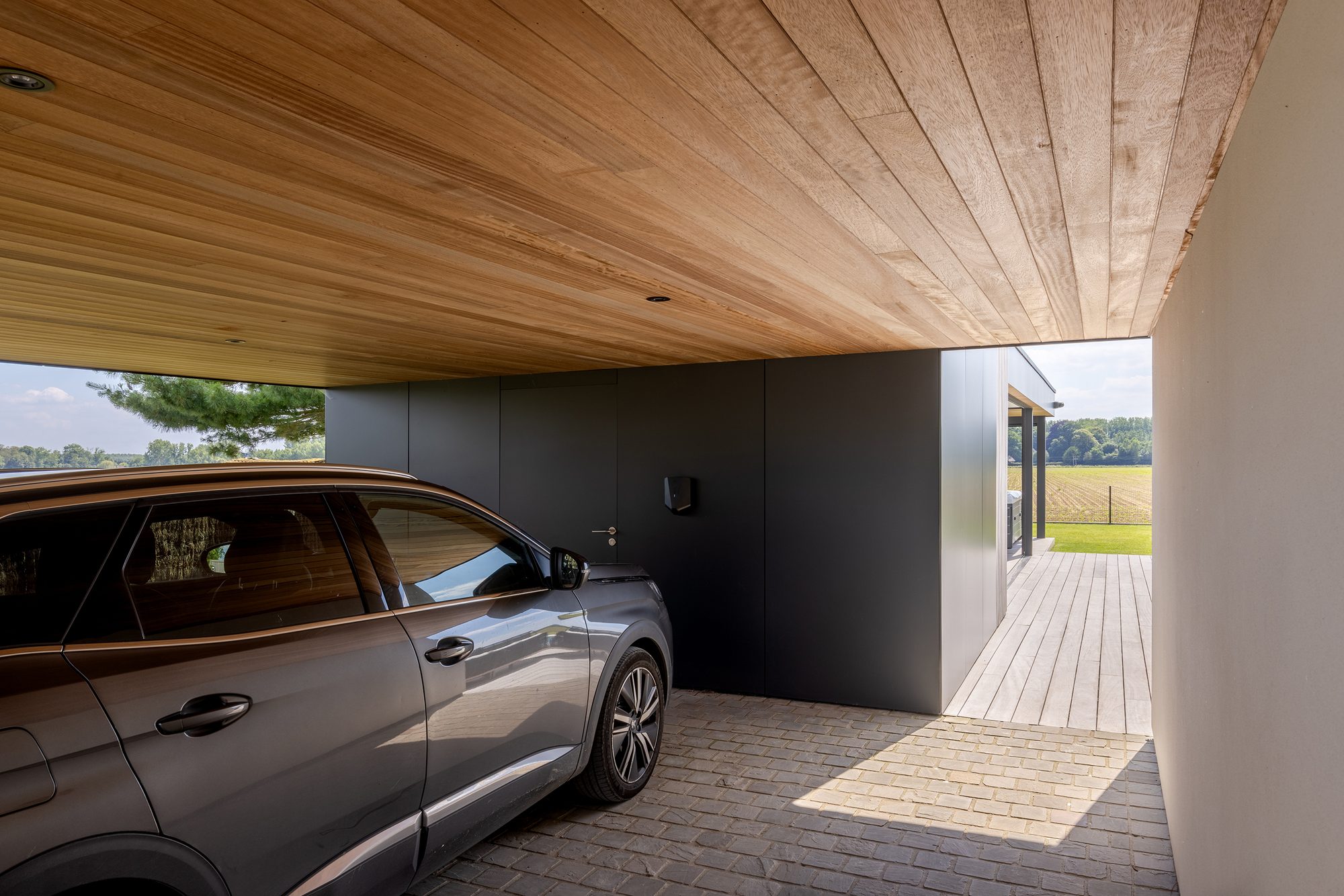 Abri de voiture avec passage vers le pool house