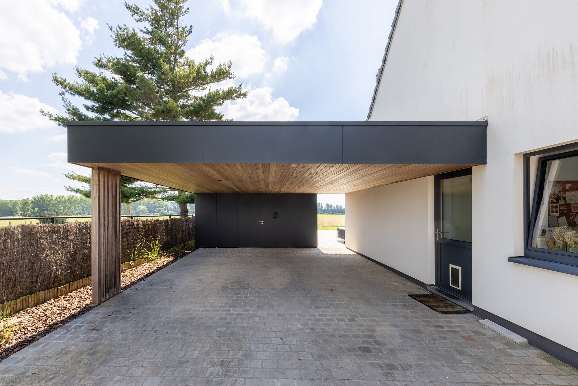 Double carport attenant au pool house