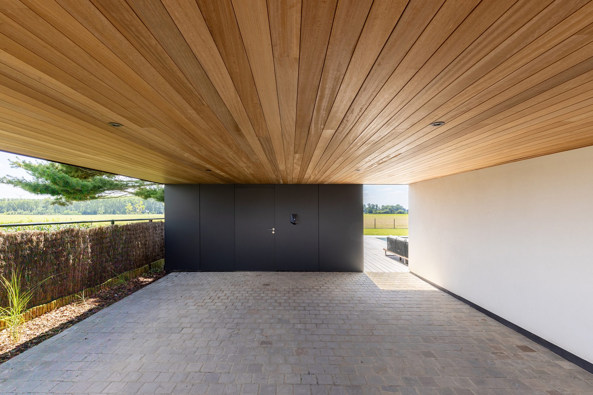Abri de voiture avec sous-toiture en bois d'iroko