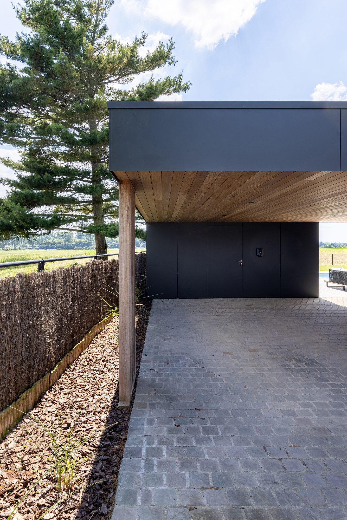 Carport avec Trespa noir et iroko
