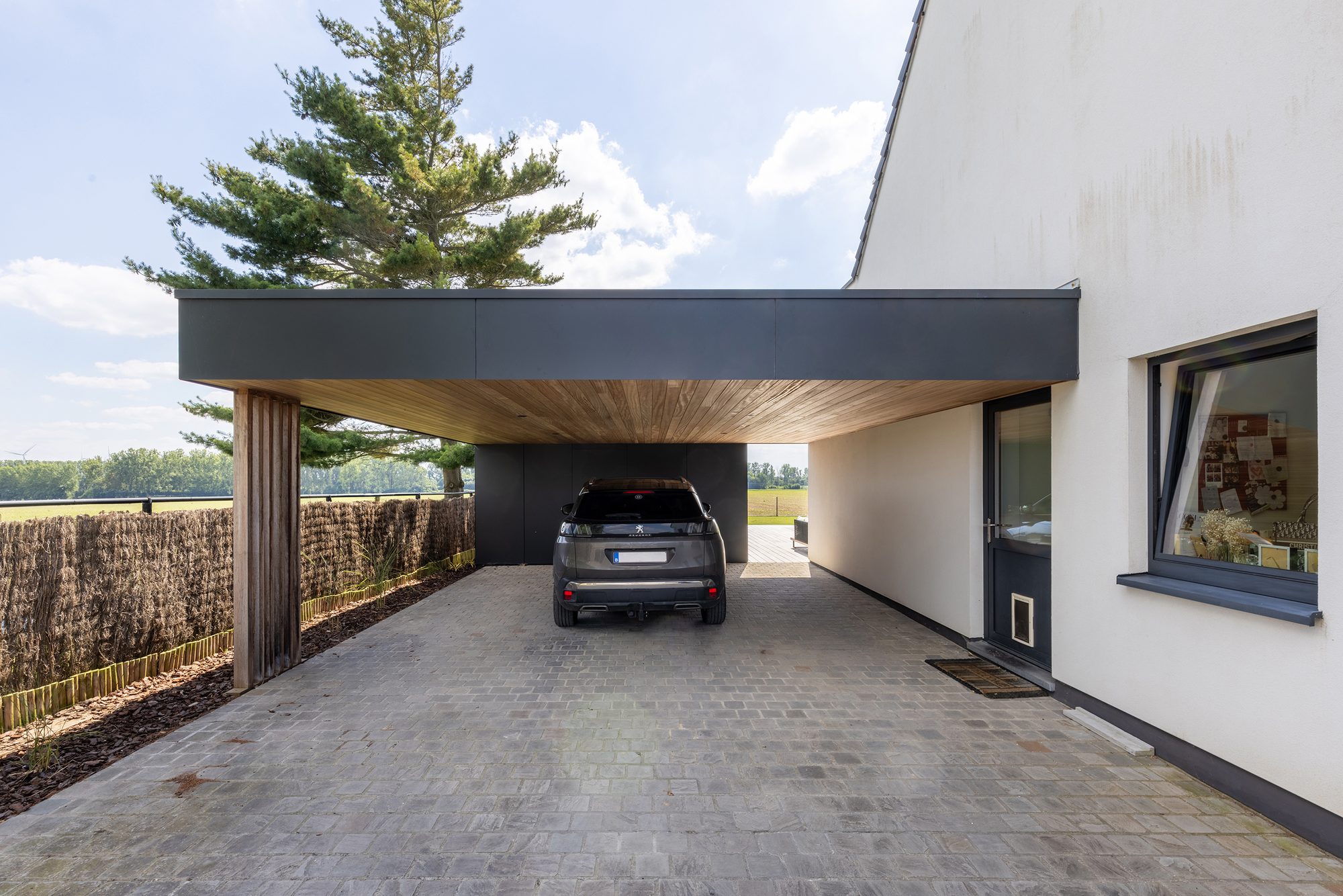 Carport attenant à la maison
