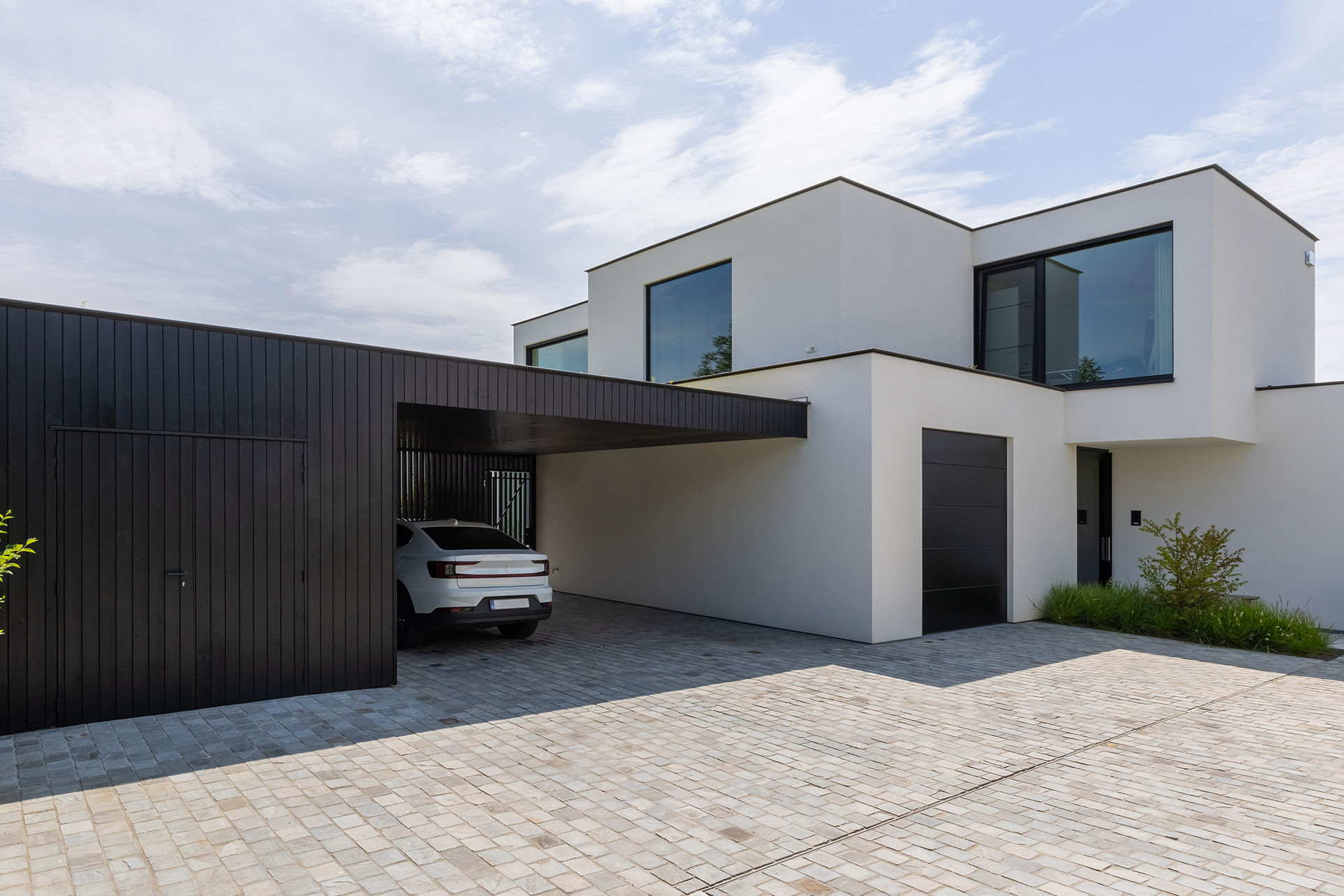 Moderne aangebouwde carport