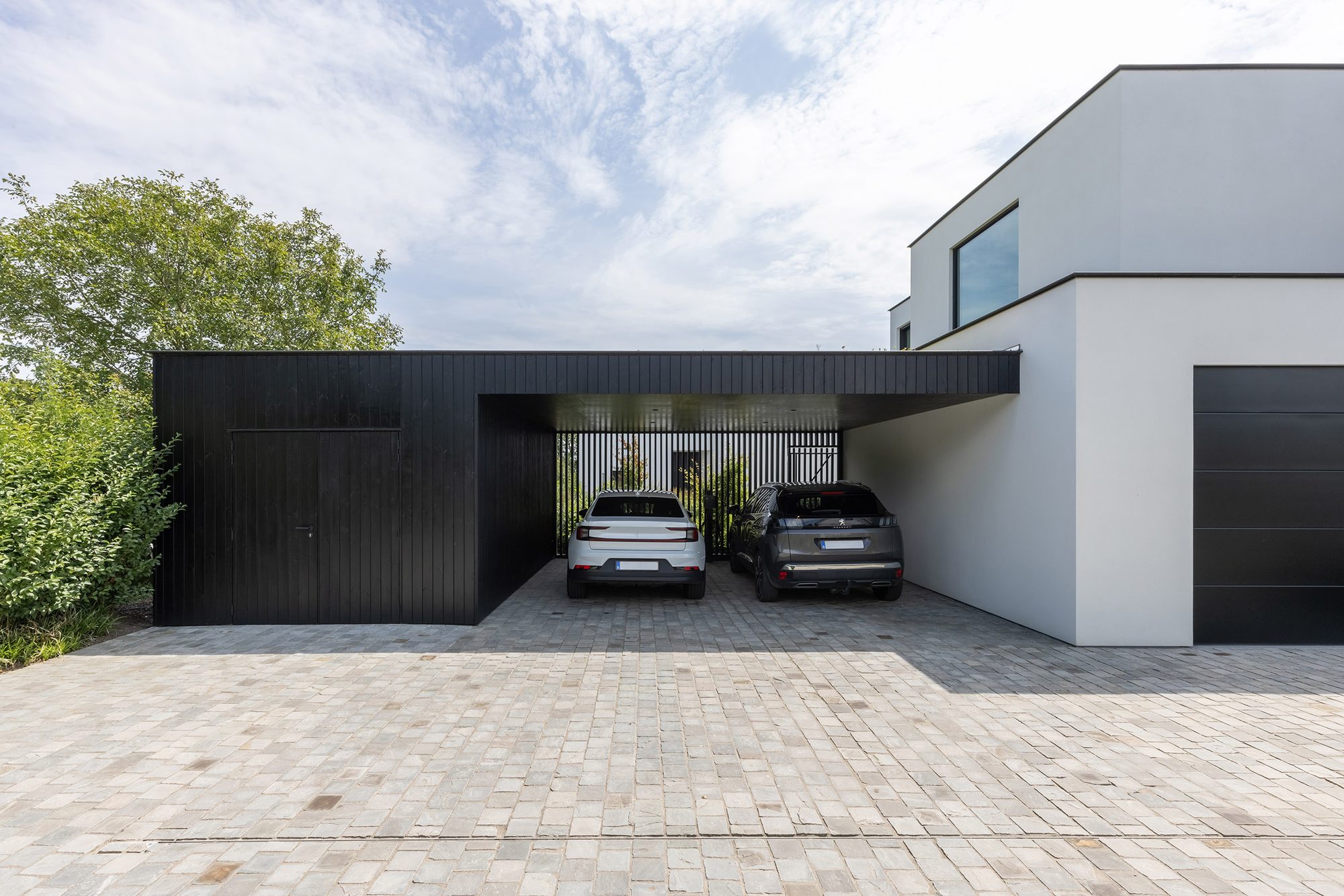 Dubbele carport in zwart gebeitst hout