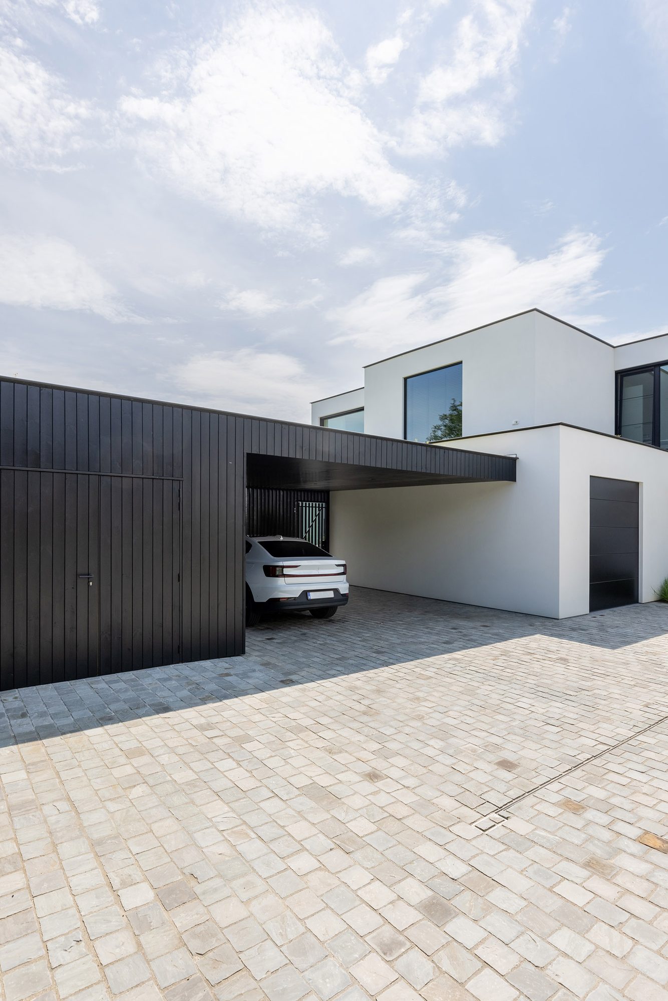 Aangebouwde carport met berging