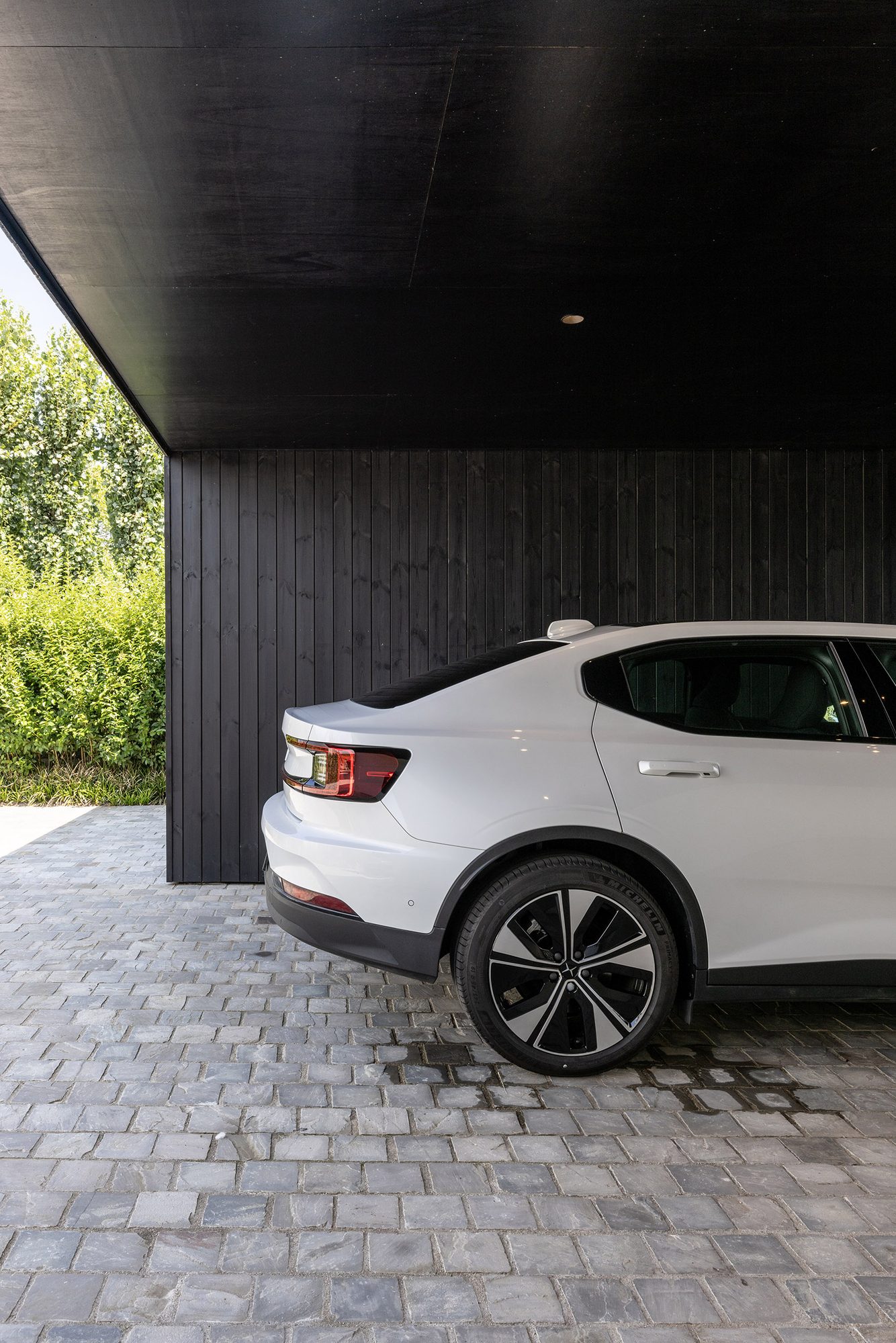 Carport met Polestar