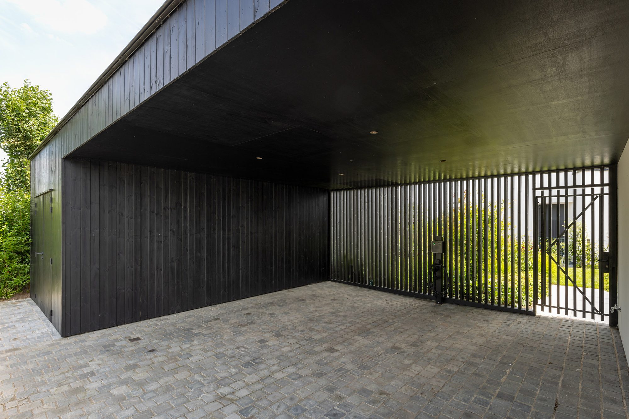 Houten carport in zwart gebeitst grenenhout