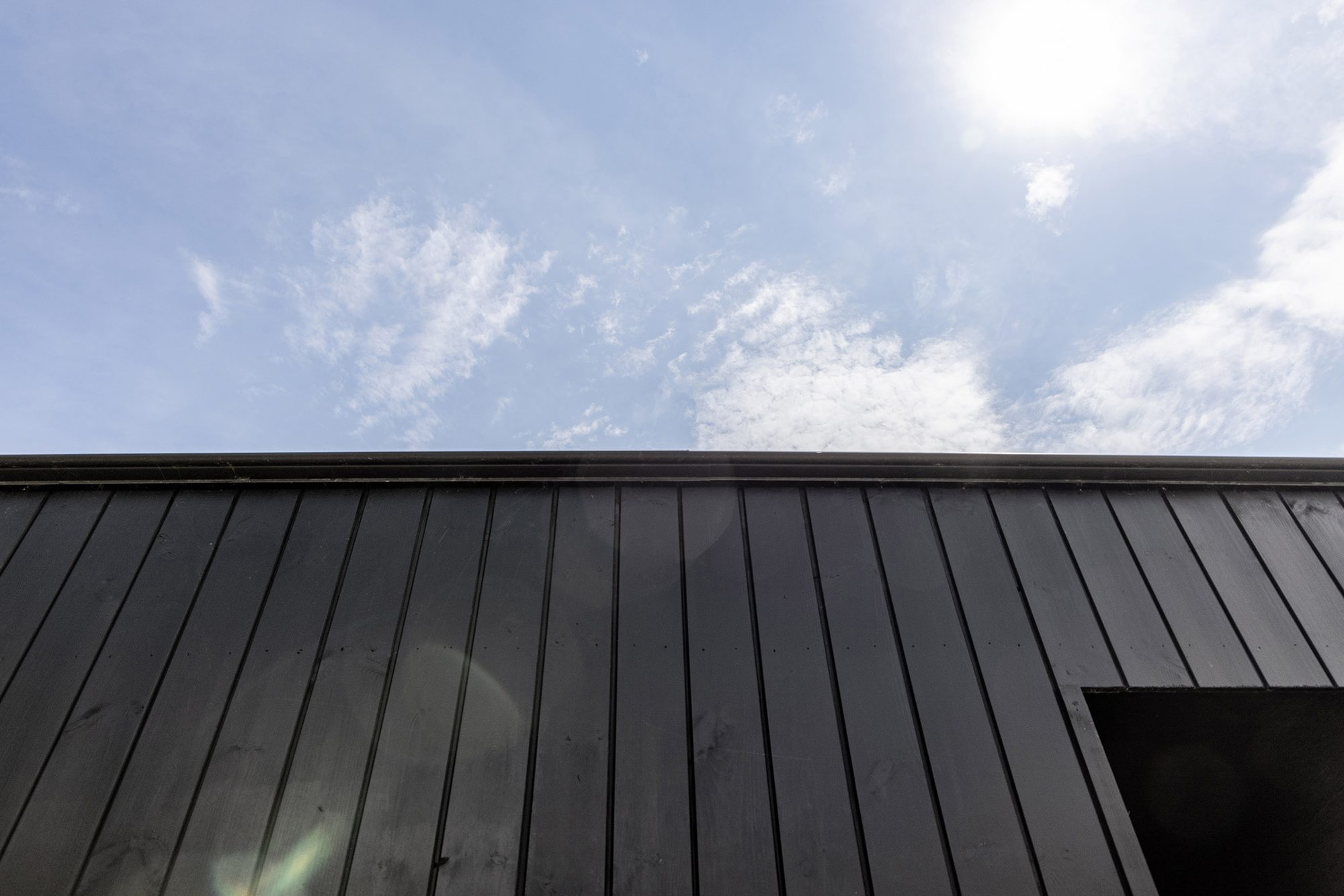 Carport in zwart gebeitst hout
