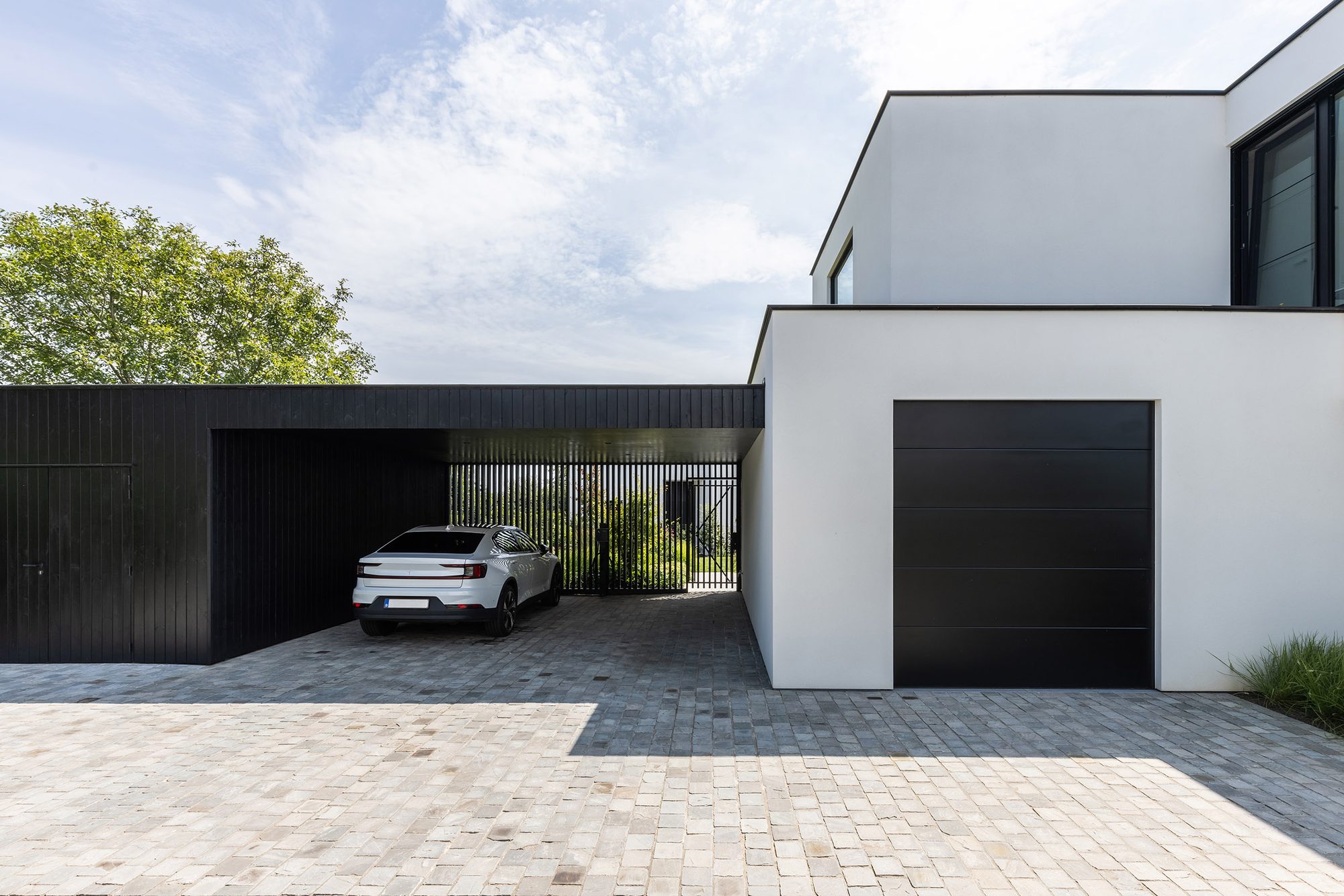 Aangebouwde moderne carport