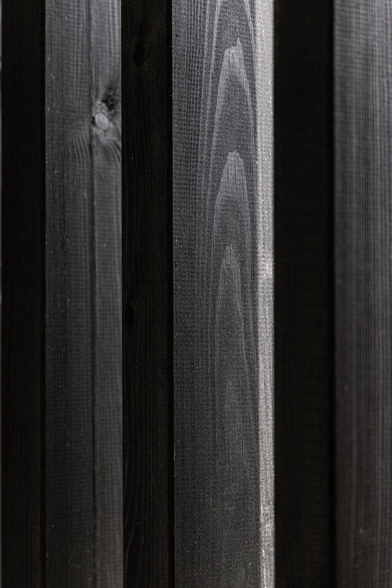 Zwart gebeitste houten palen