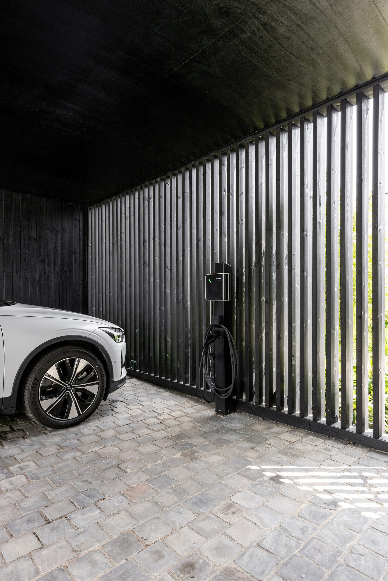 Carport met laadstation