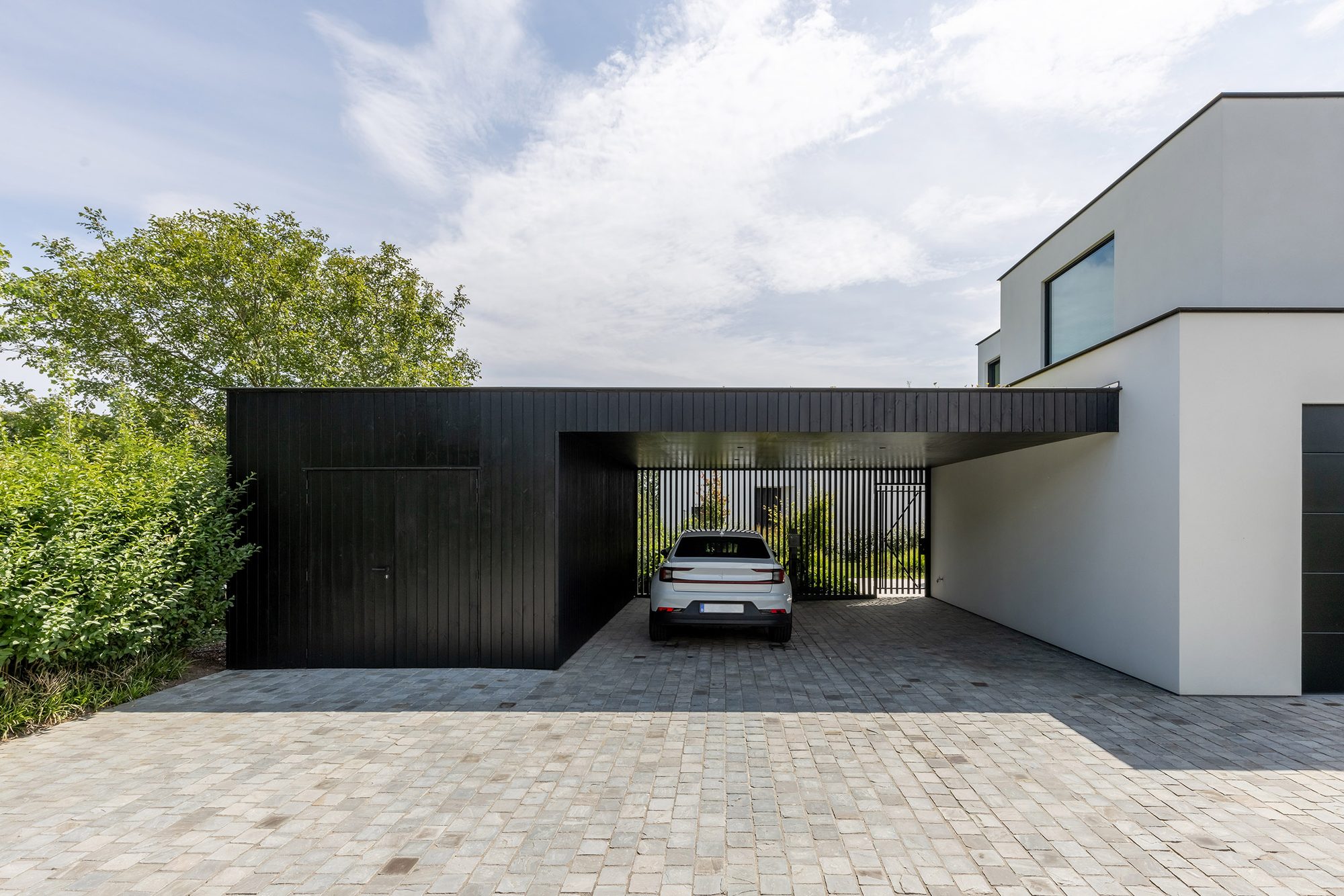 Moderne aangebouwde carport met berging