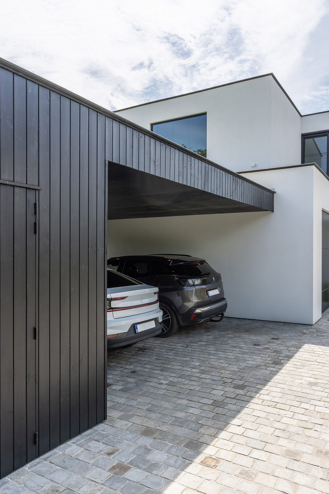 Aangebouwde carport voor twee voertuigen