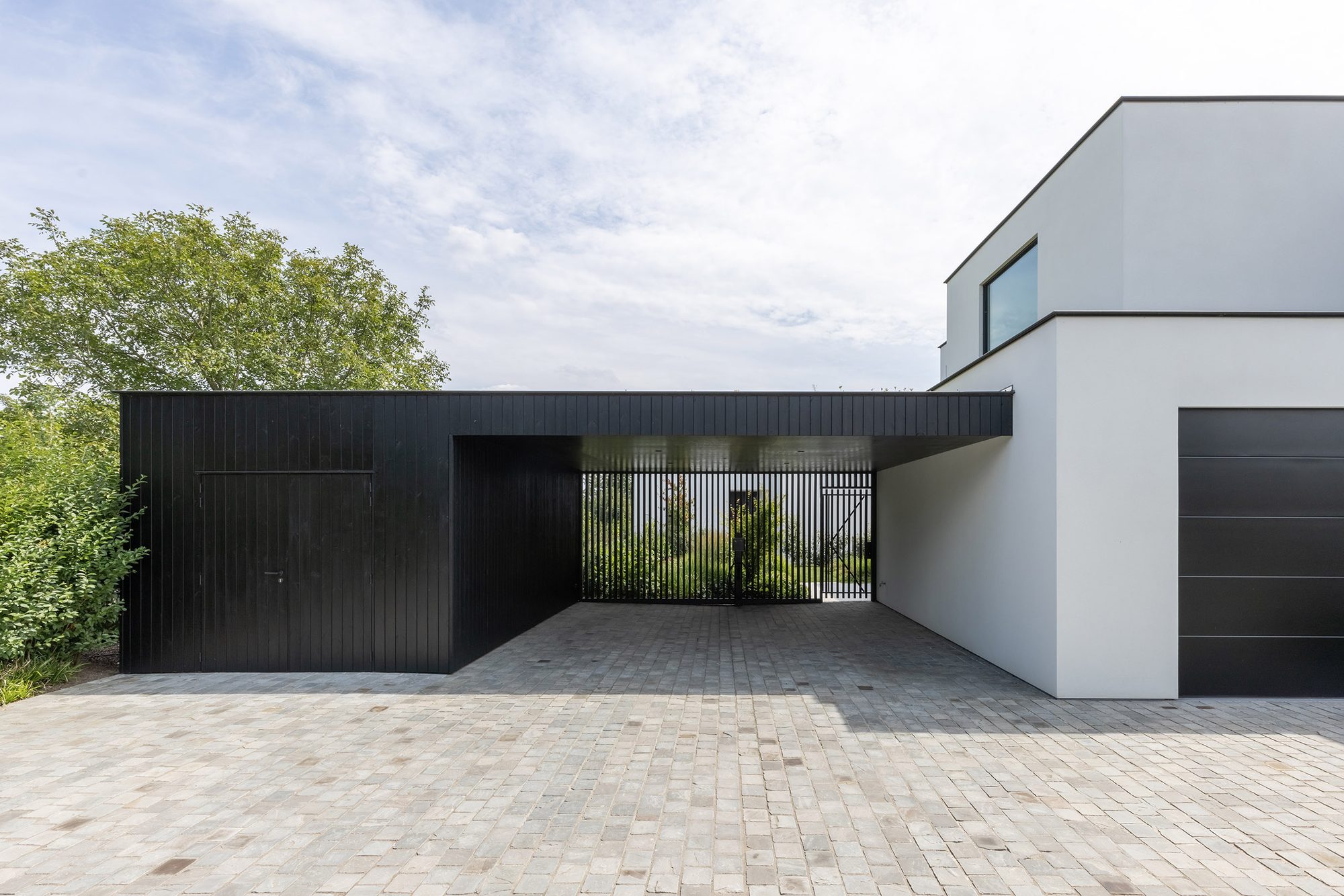 Aangebouwde carport met berging