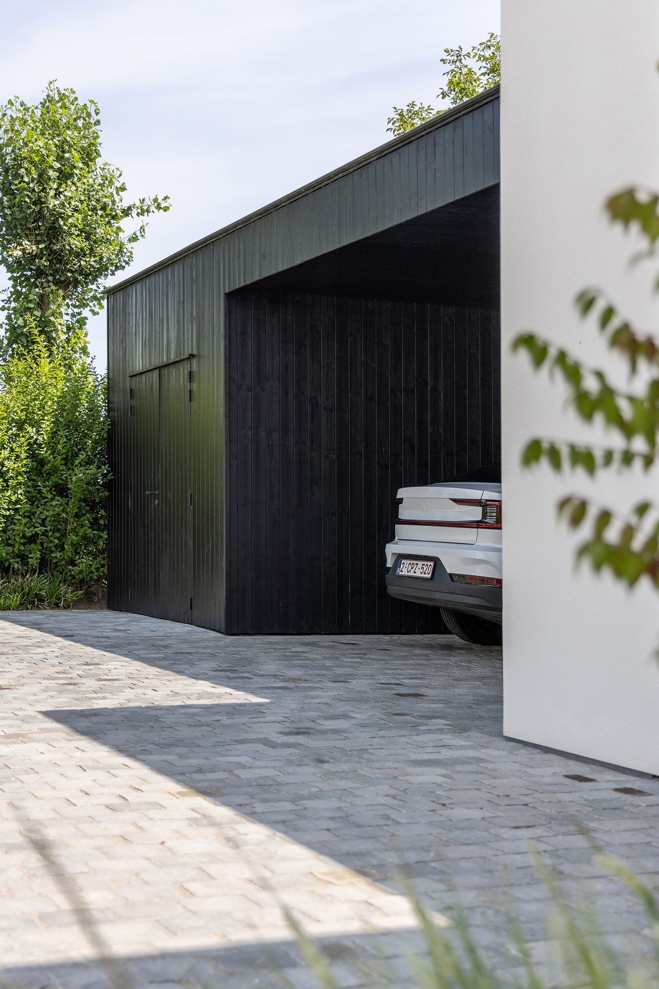 Zwarte carport met berging