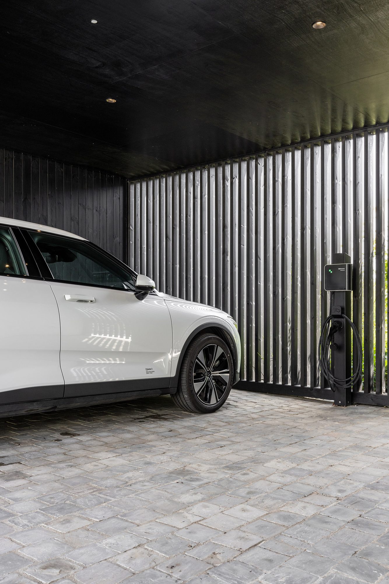 Carport met laadpaal