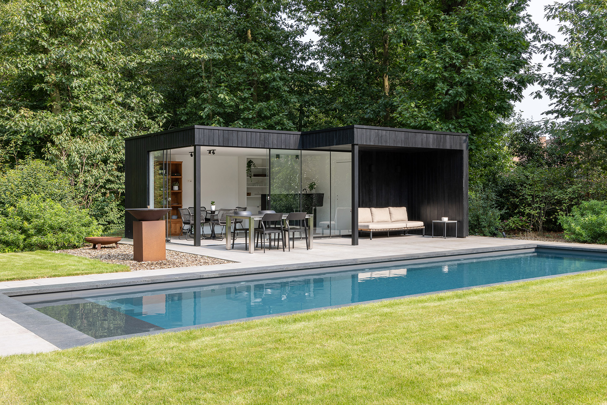 Moderne poolhouse op maat met aluminium overkapping