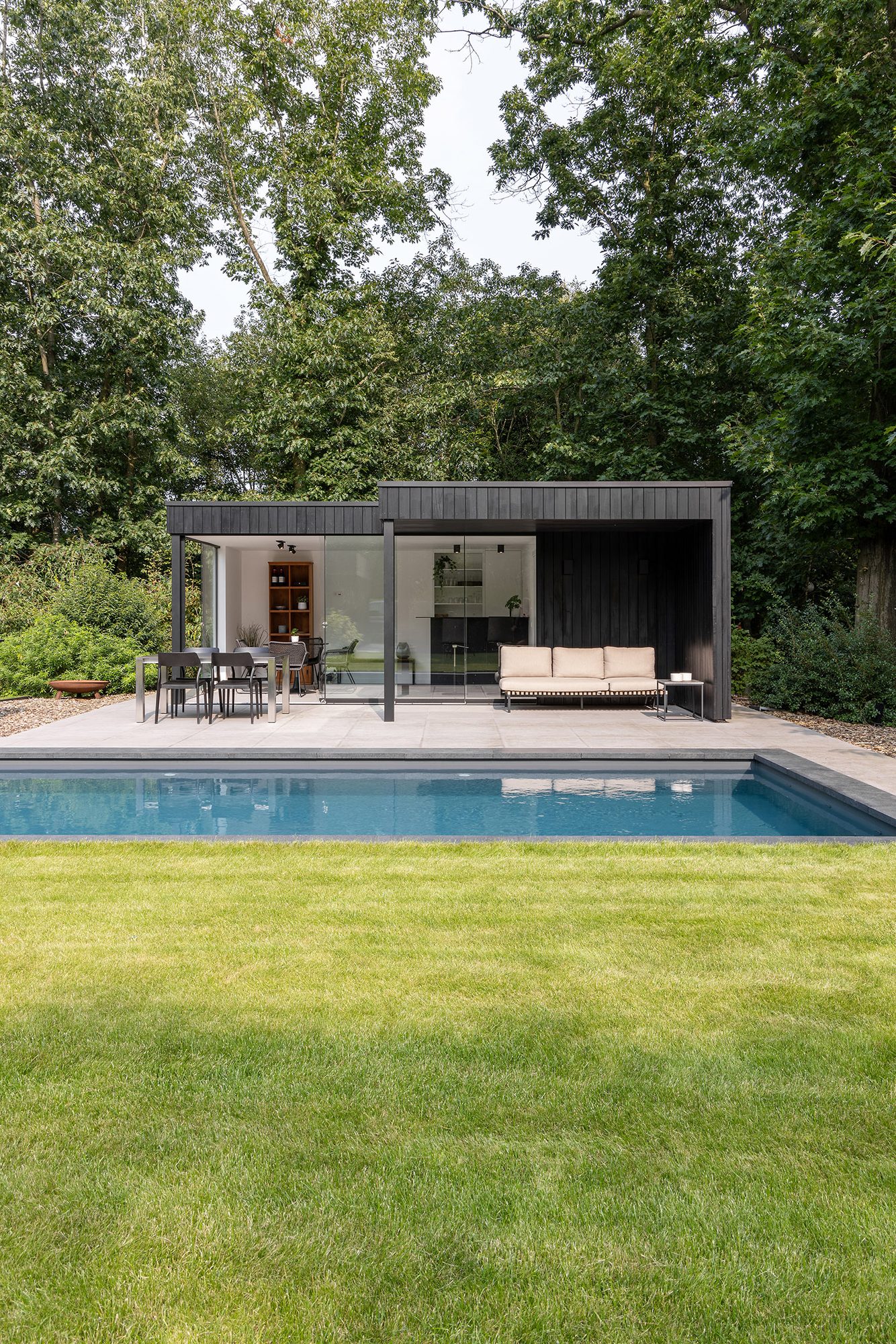 Luxe poolhouse met zwarte Thermowood wanden