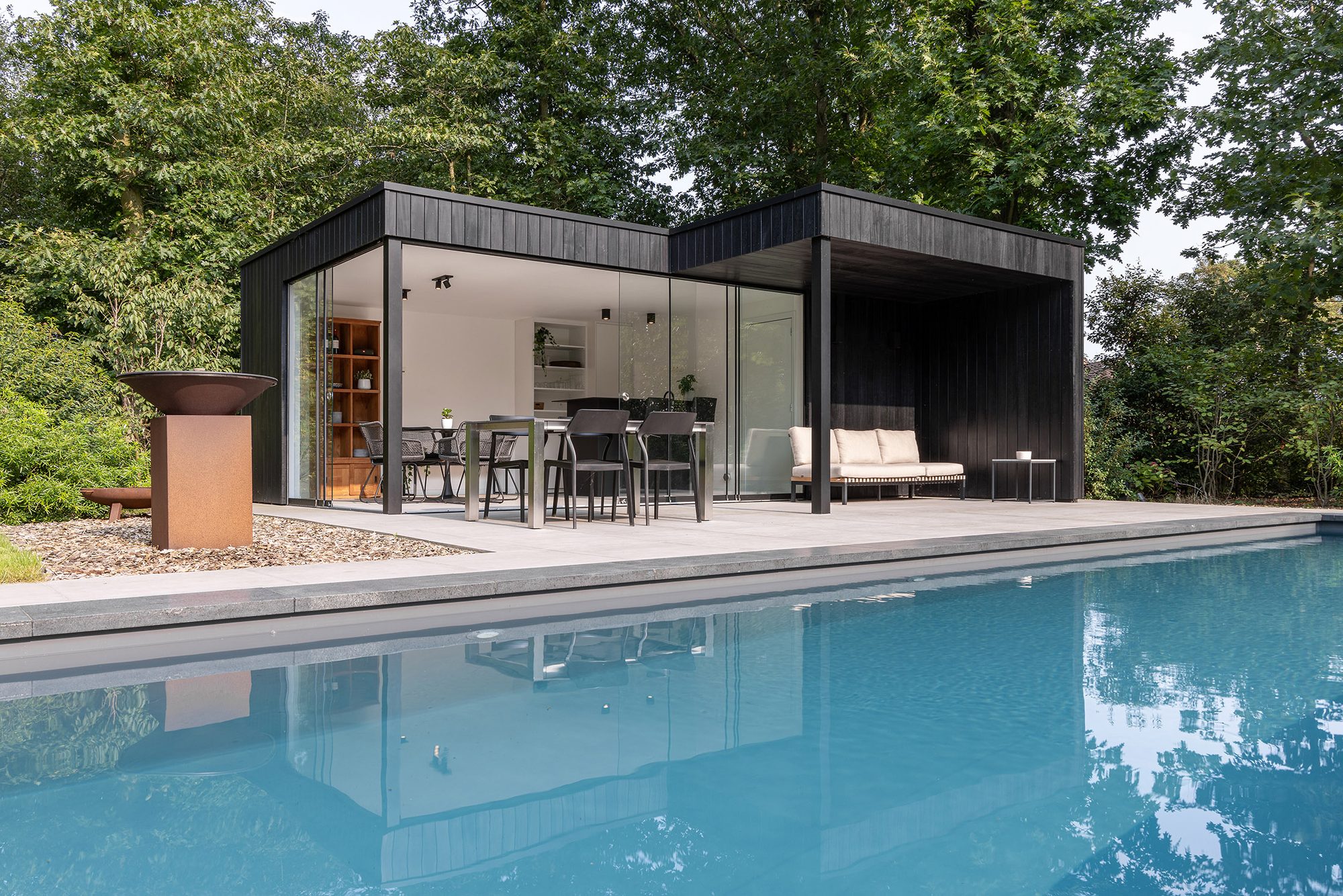 Poolhouse met zwart gebeitst hout