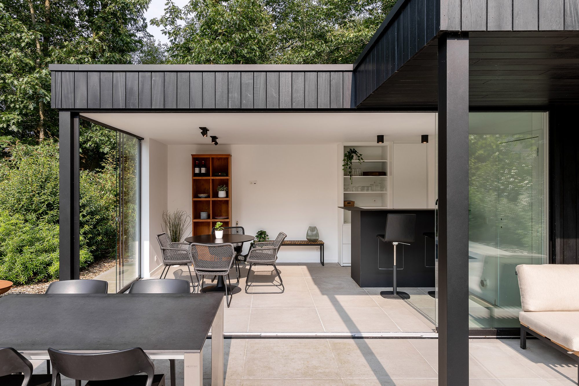 Overdekte buitenruimte voor zwembad met elegante afwerking