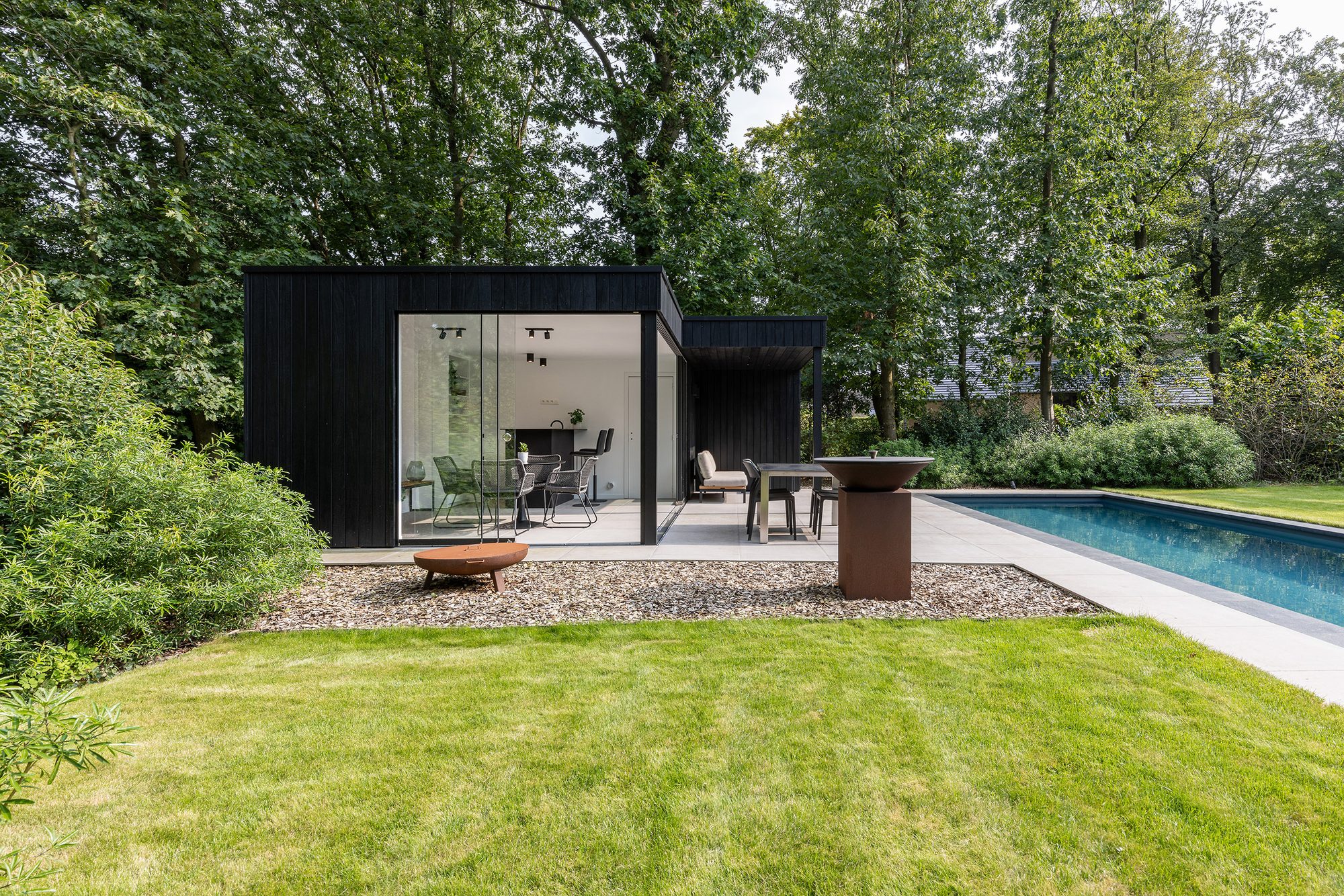 Poolhouse met lounge ruimte en berging