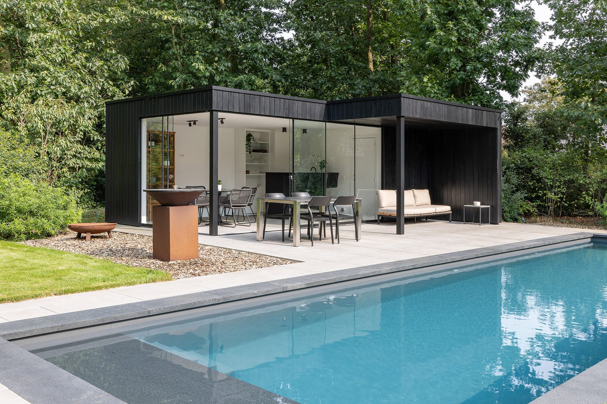 Poolhouse met tijdloos design in Thermowood Ayous