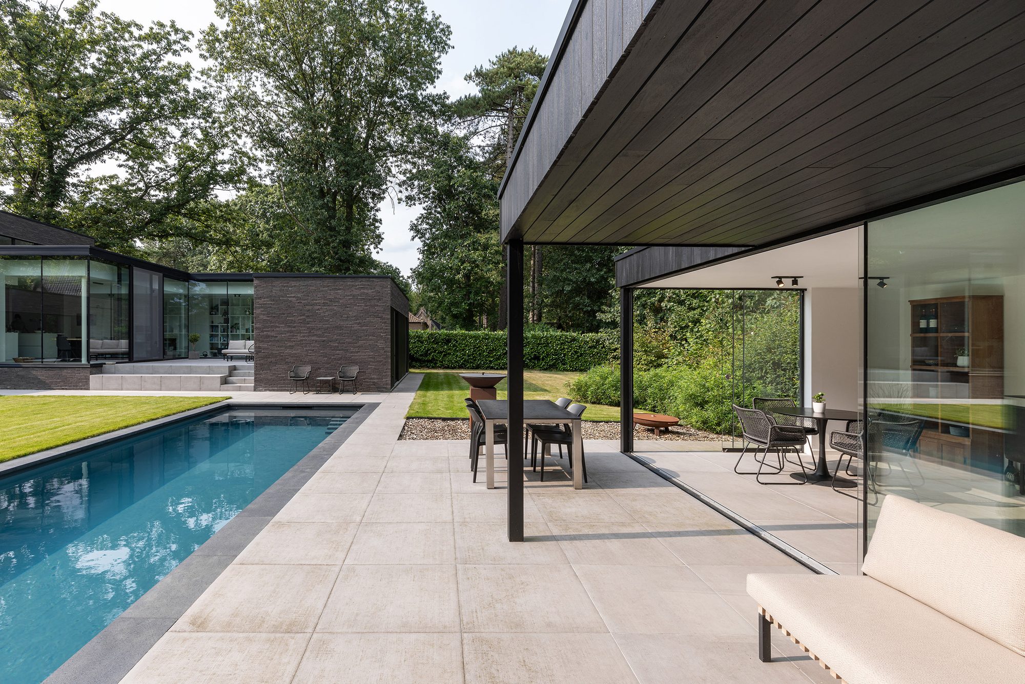 Poolhouse met overkapping