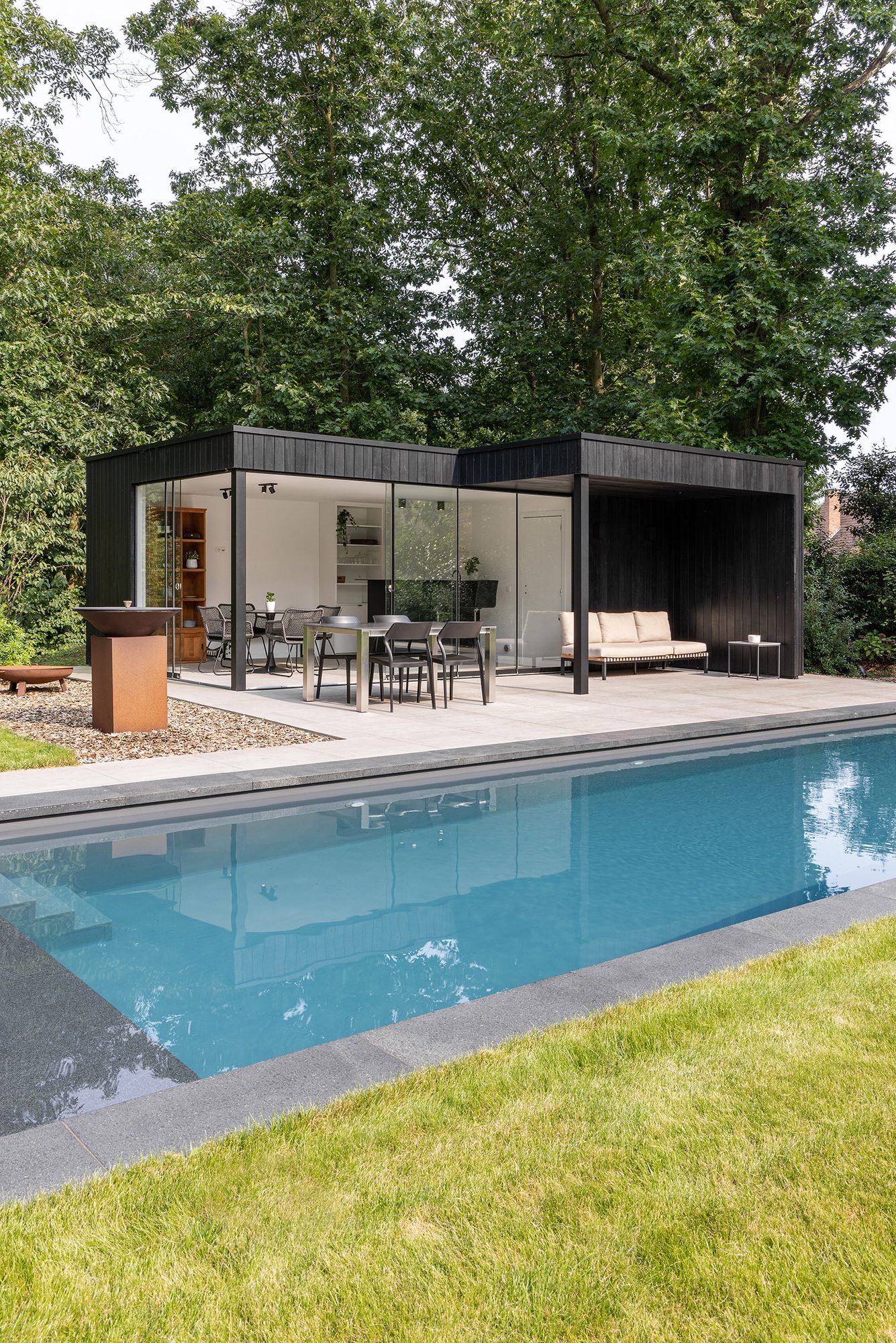Op maat gemaakte poolhouse met hoogwaardige afwerking