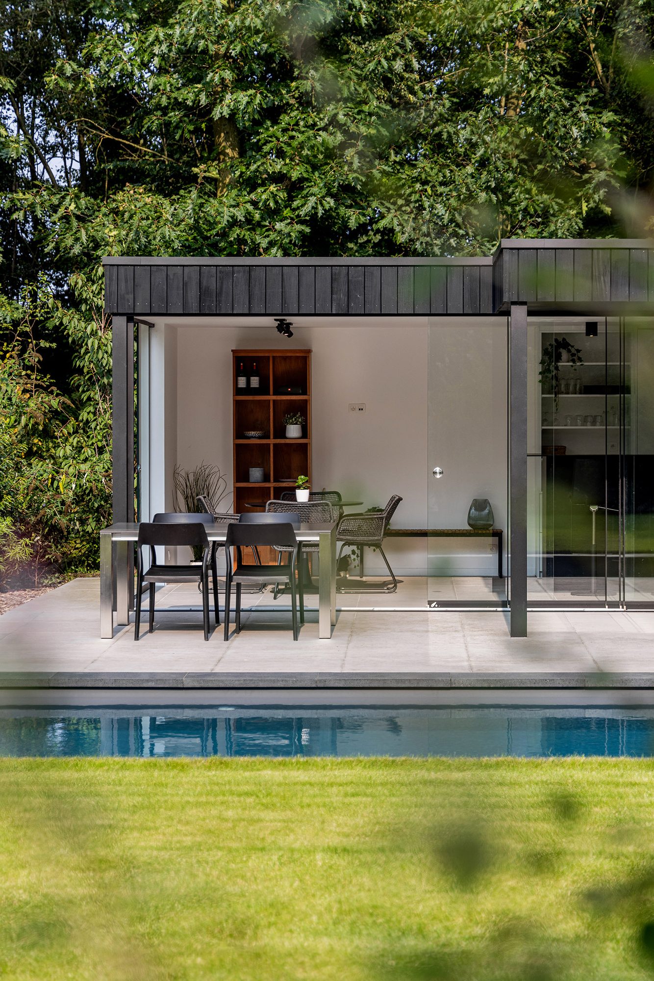 Poolhouse met zwart hout