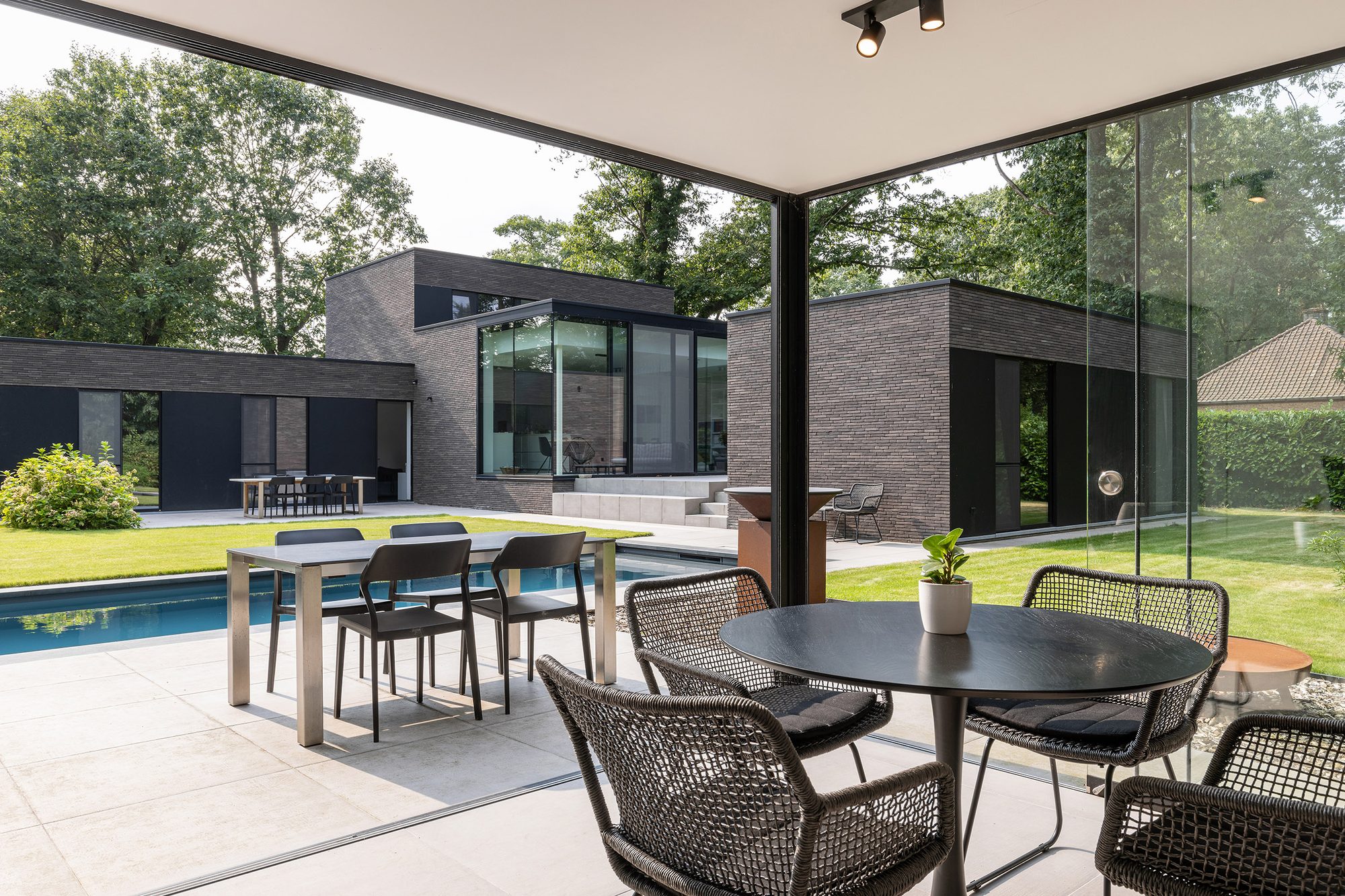 Luxe poolhouse met afgesloten binnenruimte