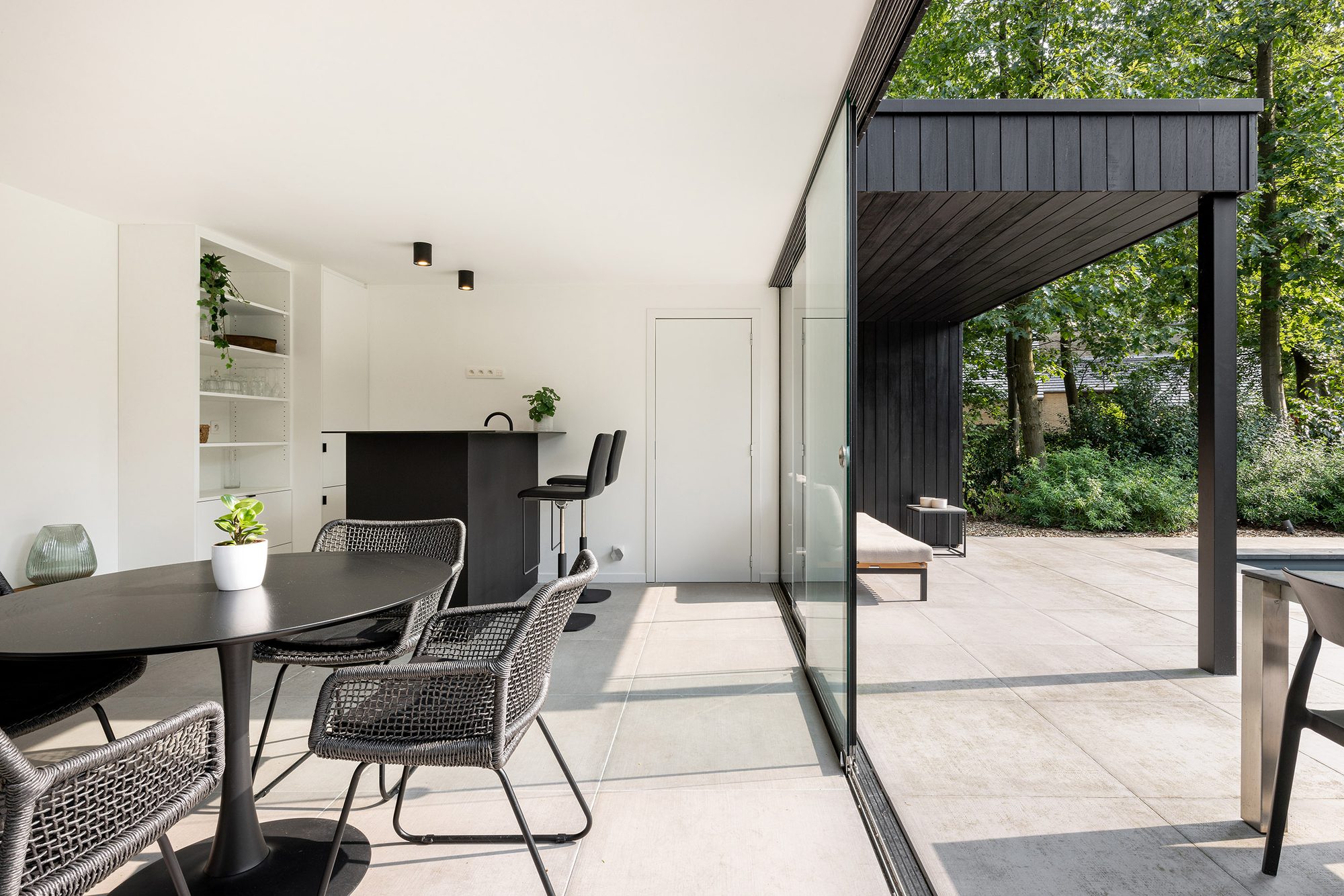 Poolhouse met binnenruimte en overkapping