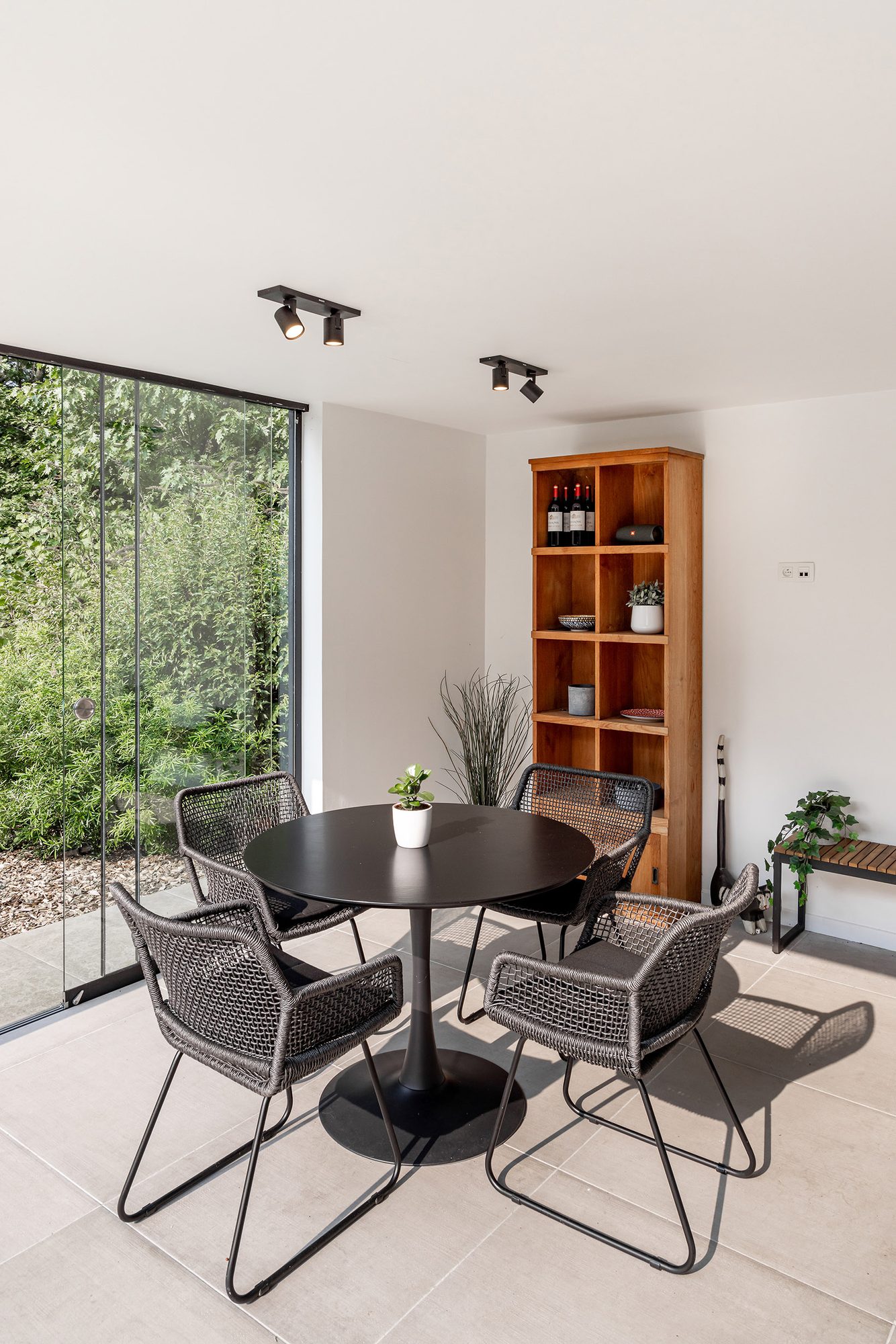Gezellige binnenruimte in poolhouse