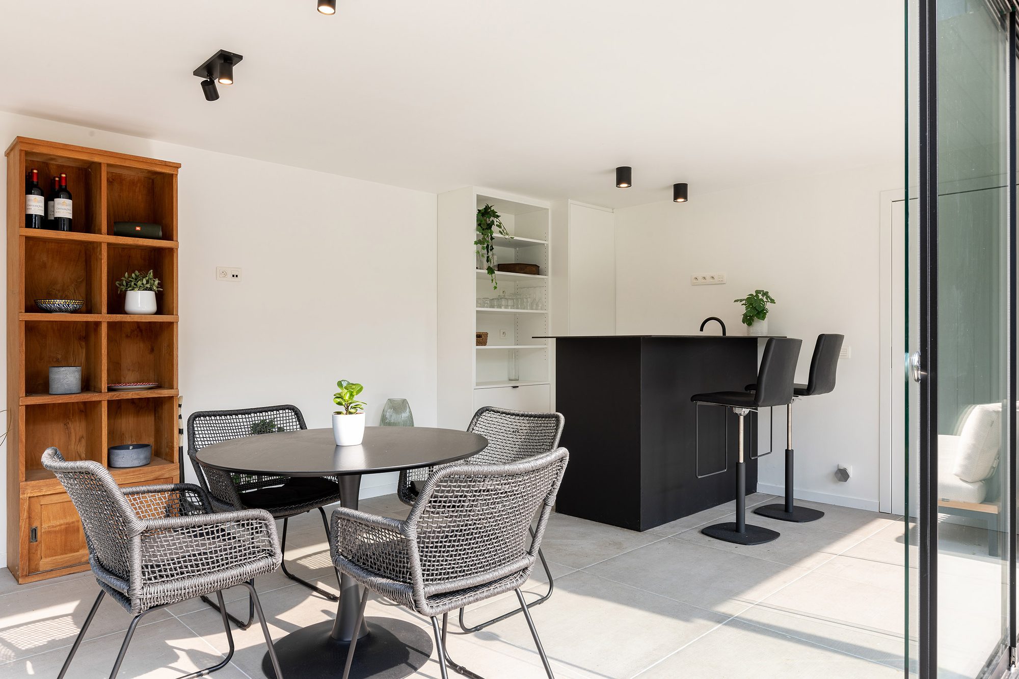 Ingerichte binnenruimte in poolhouse