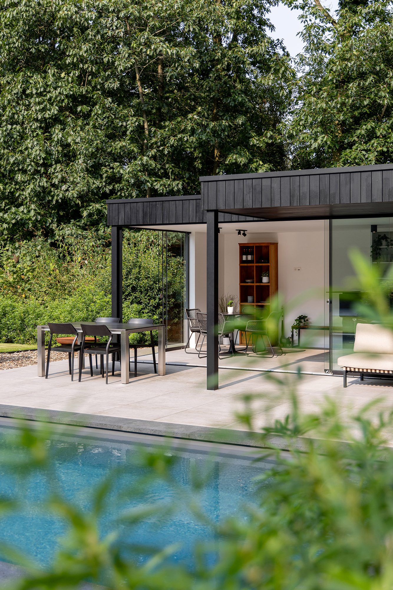 Poolhouse met overkapping