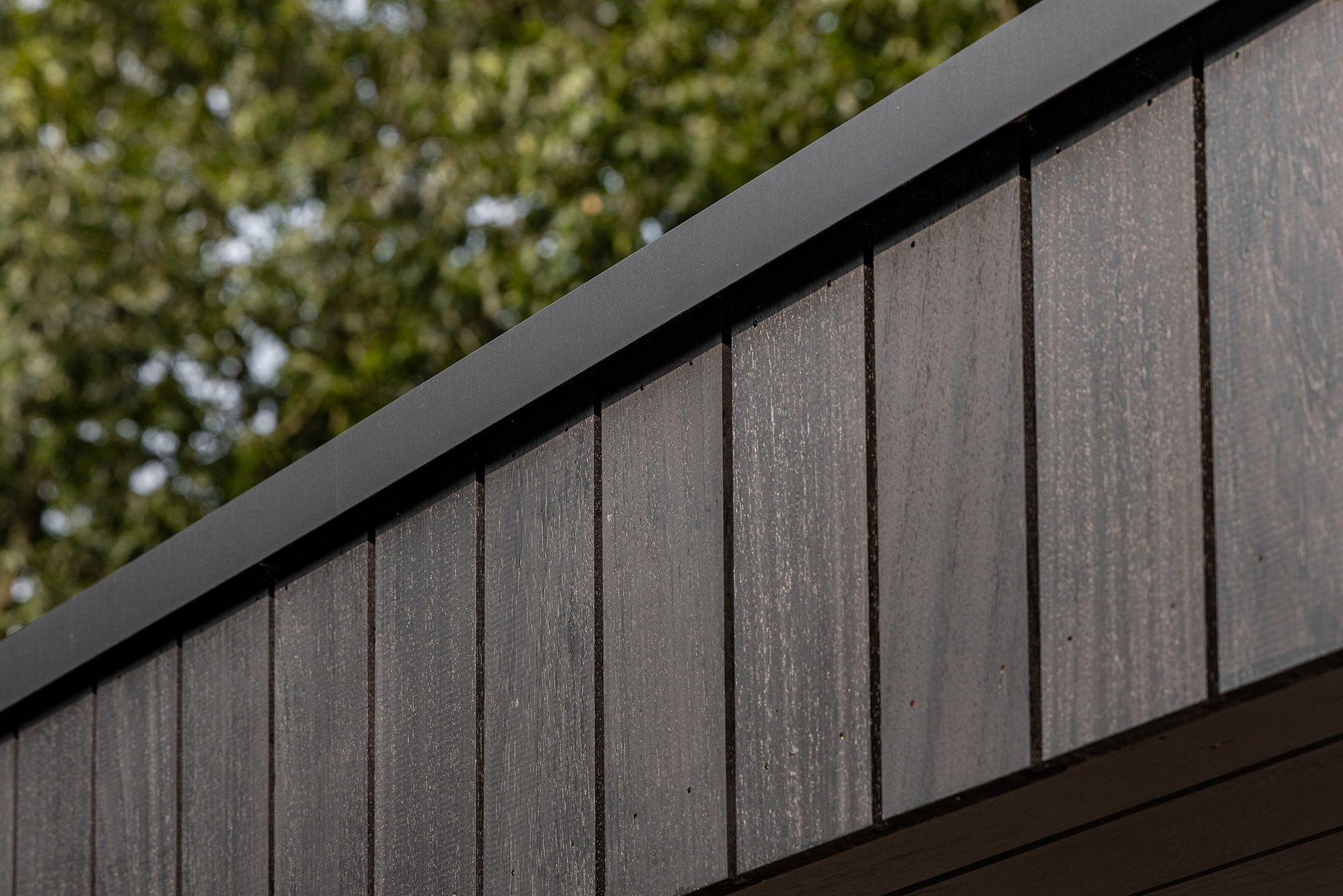 Dakrand in zwart gebeitst thermowood ayous