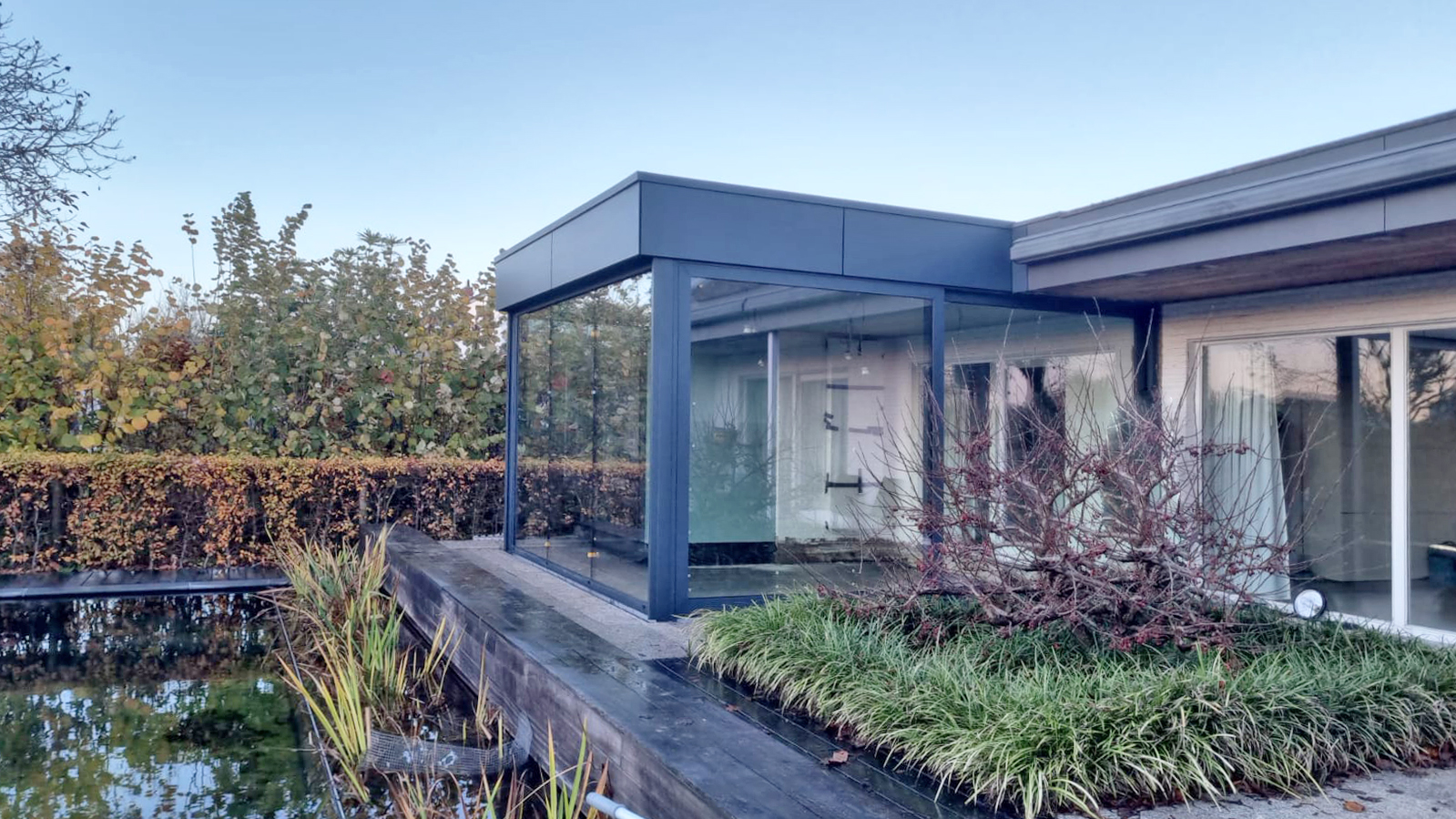 Extension moderne avec aluminium et Trespa