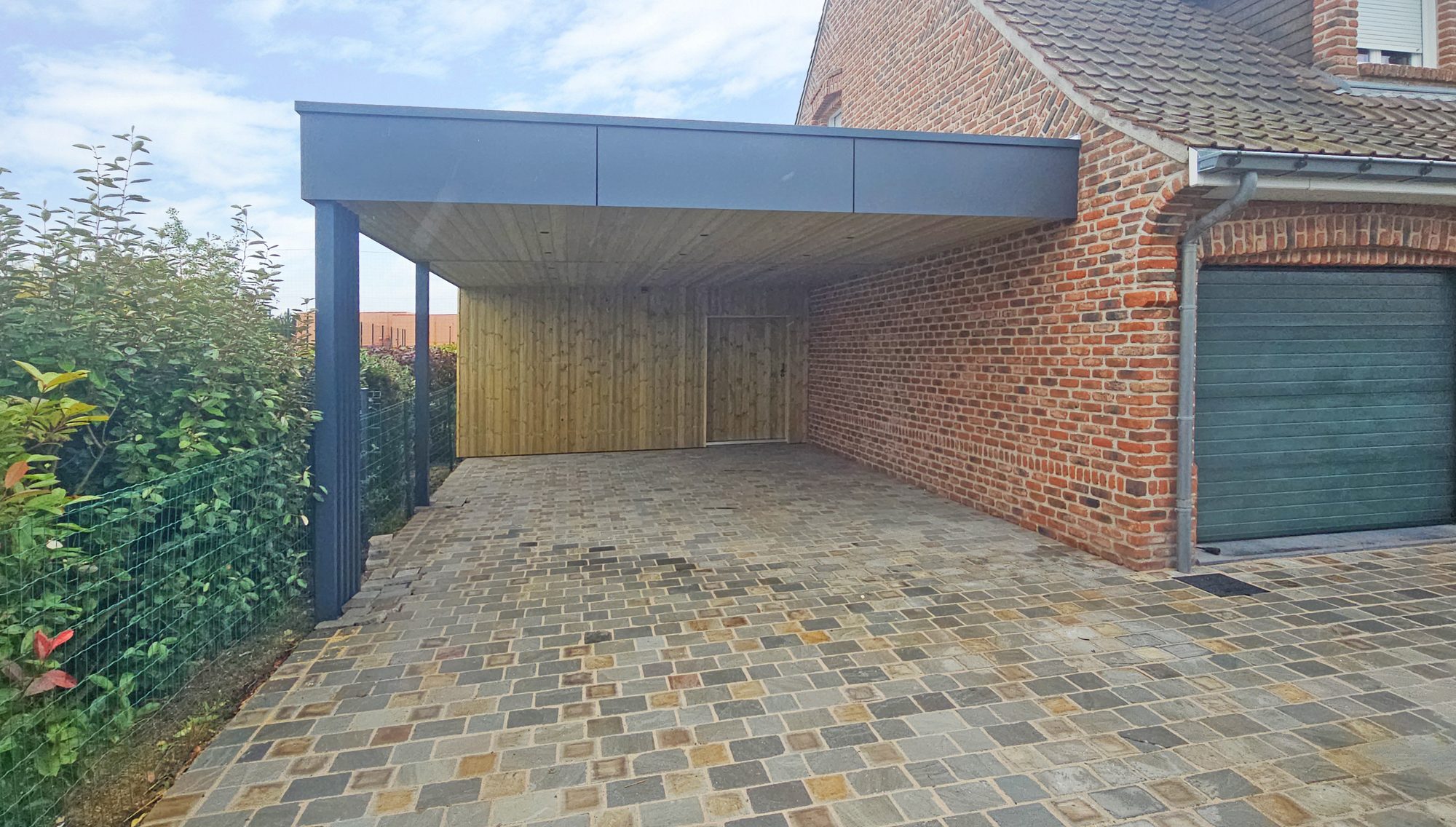Carport in Trespa met houten berging