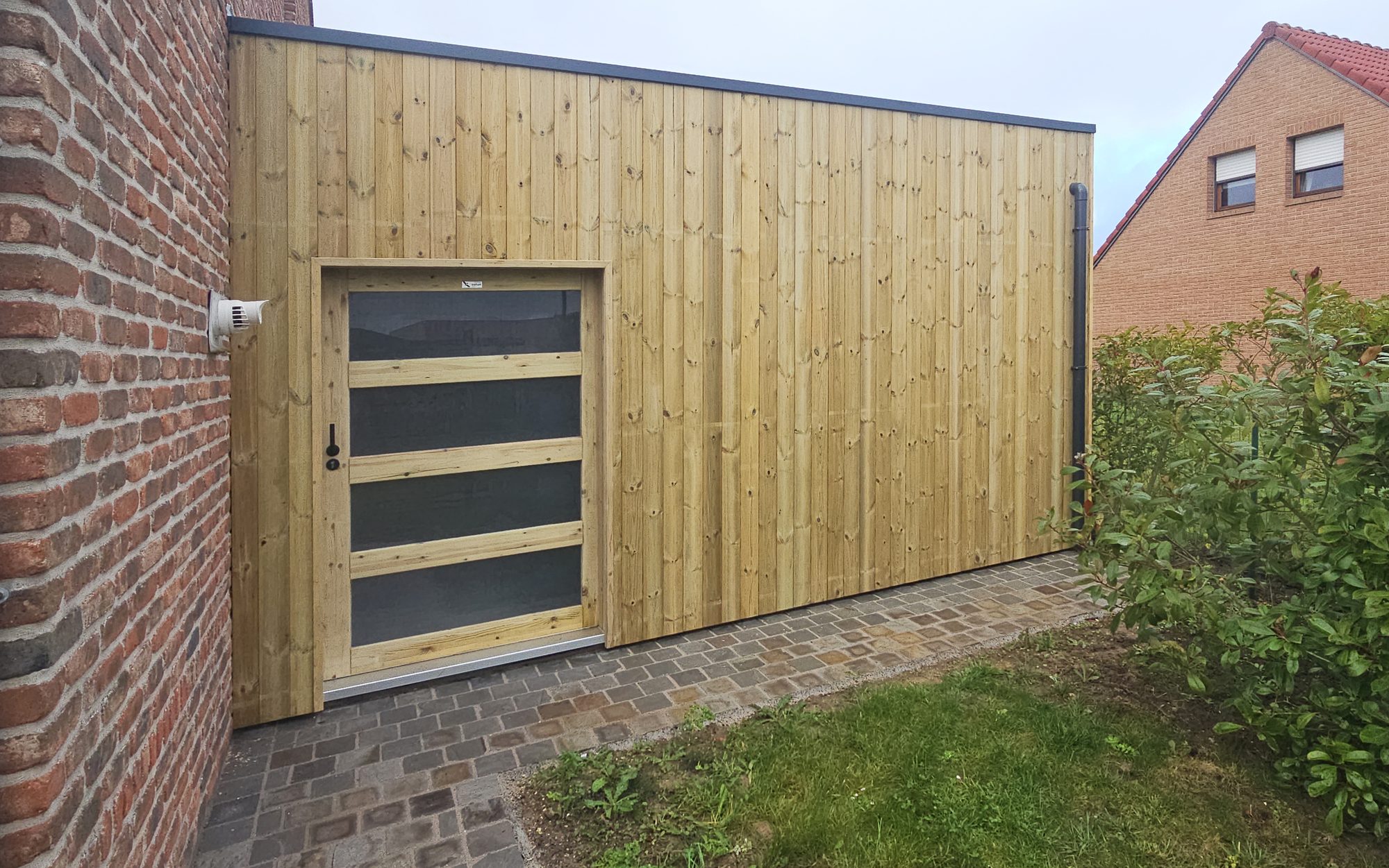 Houten berging met schuifdeur