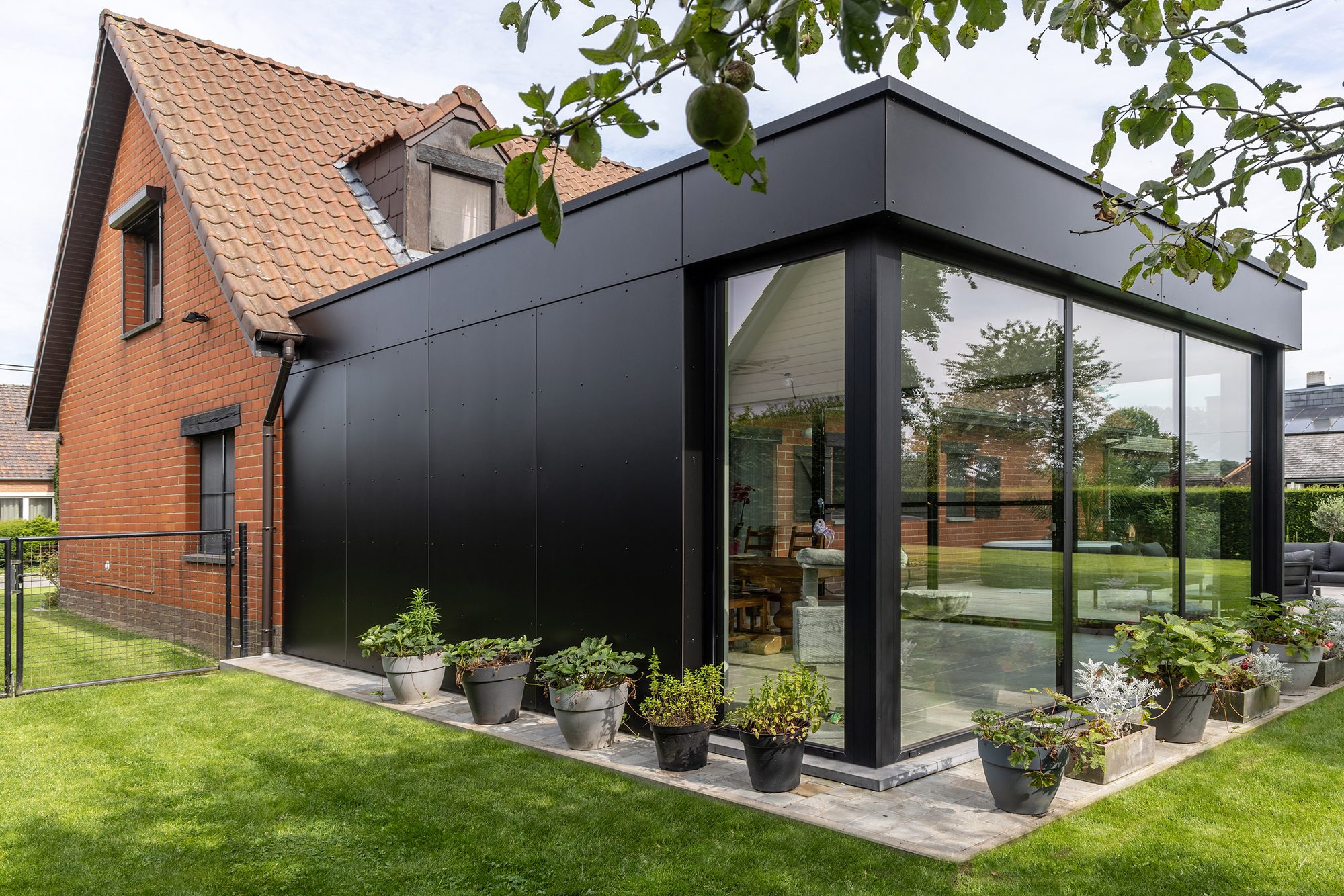 Uitbouw met zwarte Trespa en aluminium