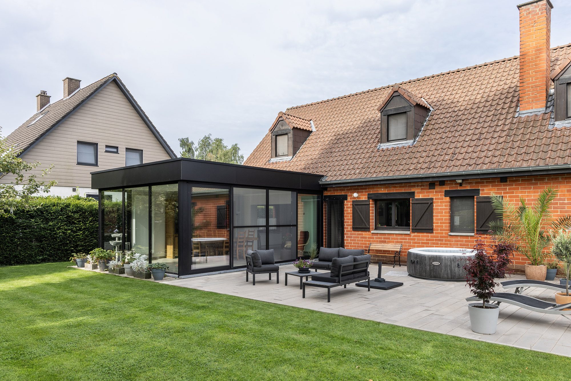 Zwarte aanbouw