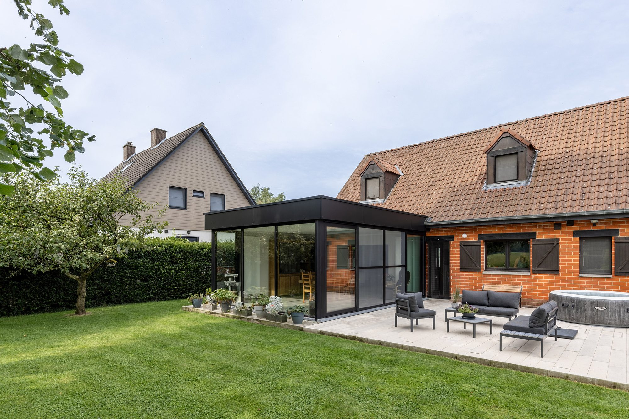 Moderne aanbouw aan klassiek huis