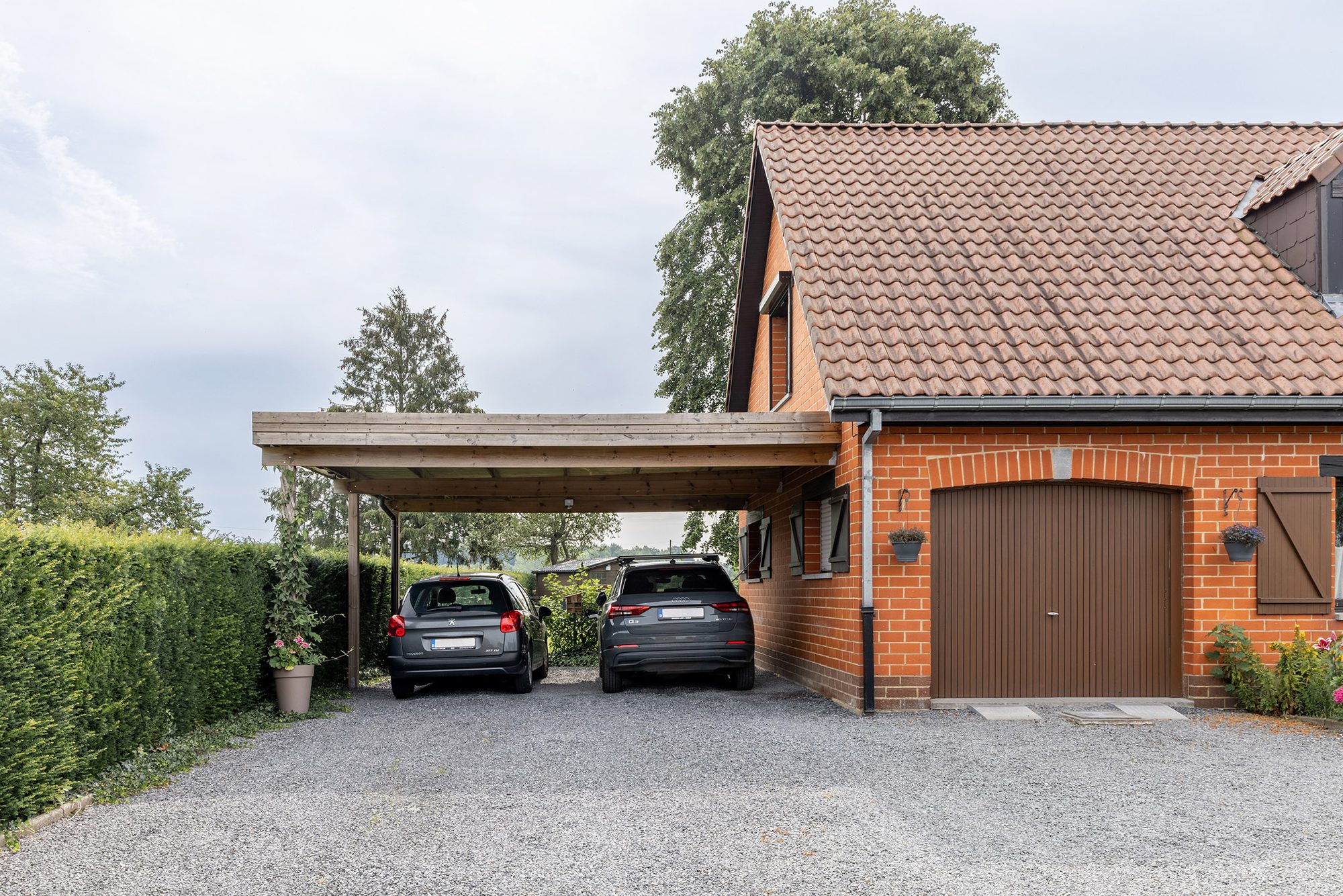 Dubbele houten carport aan huis