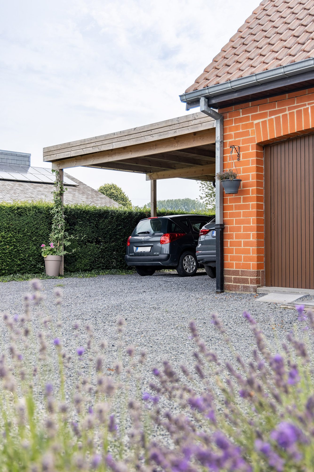 Moderne houten carport met plat dak