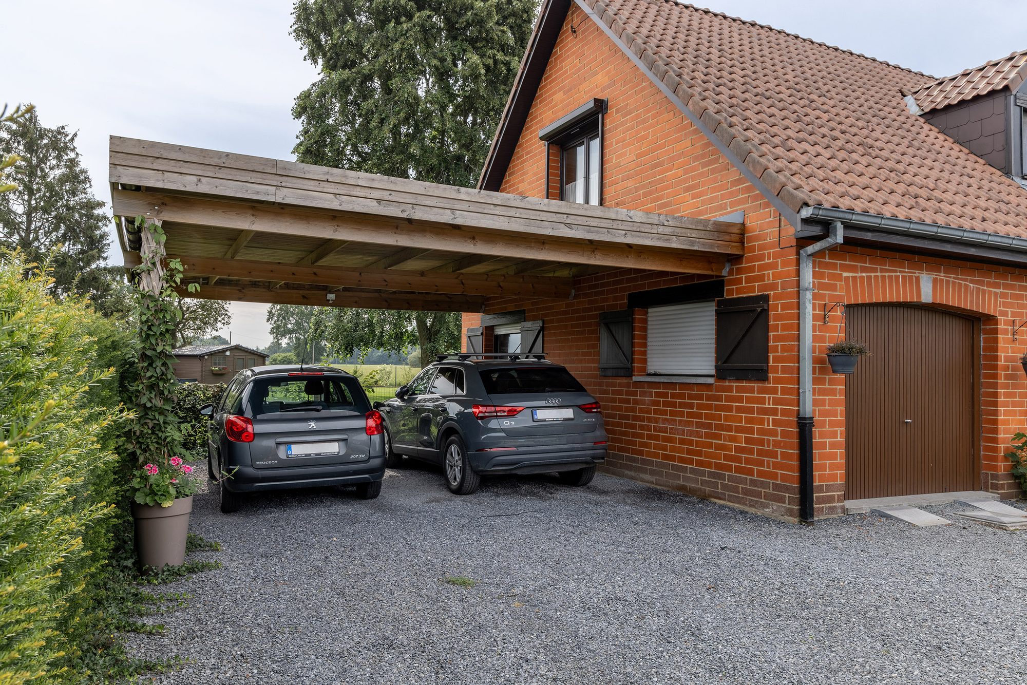 Houten carport voor twee auto's