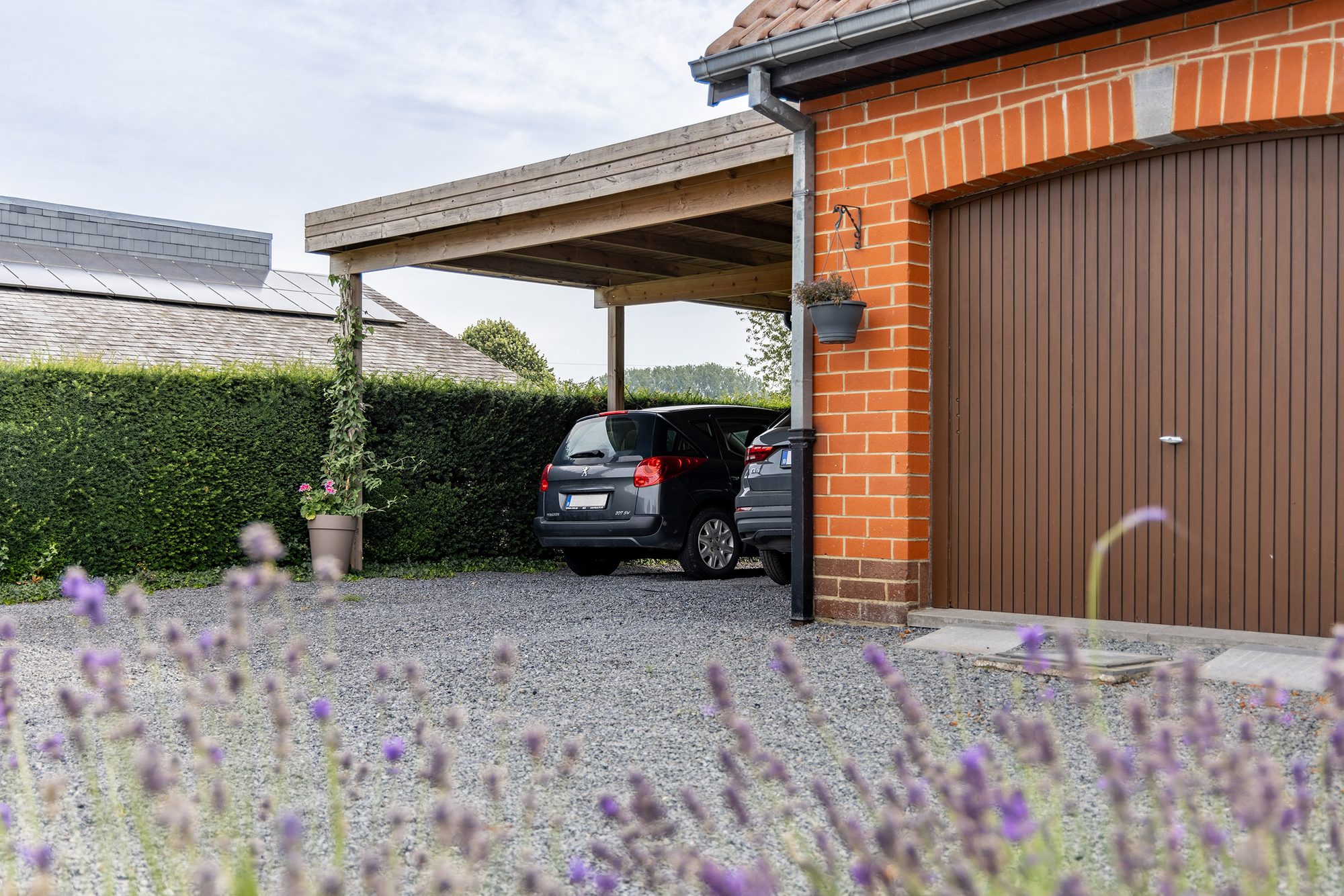 Moderne dubbele carport in grenenhout