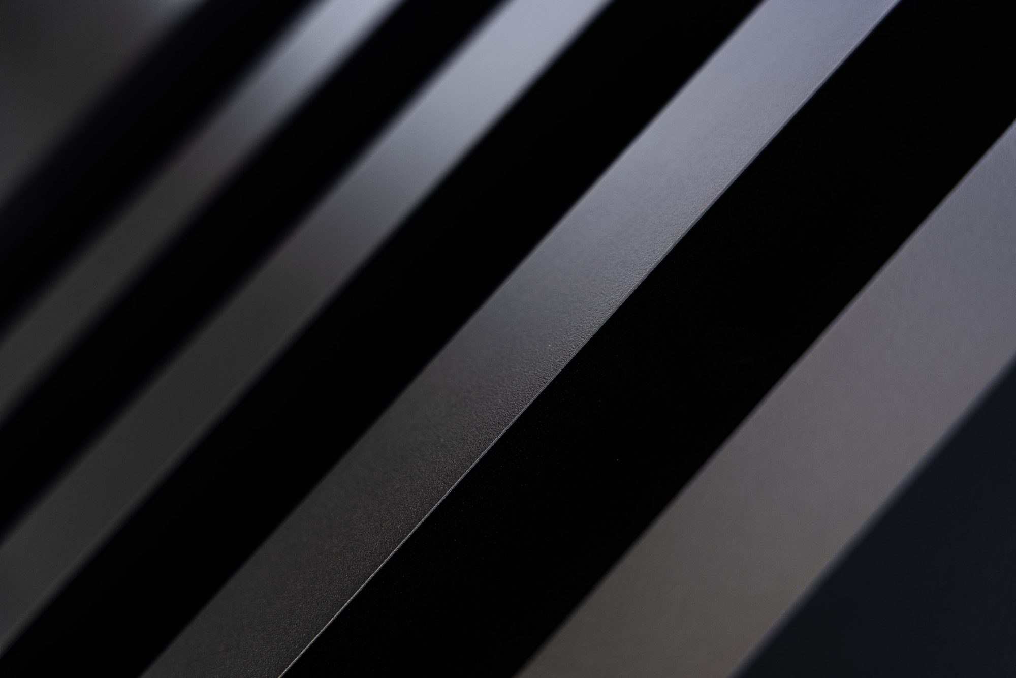Detail van zwarte aluminium palen