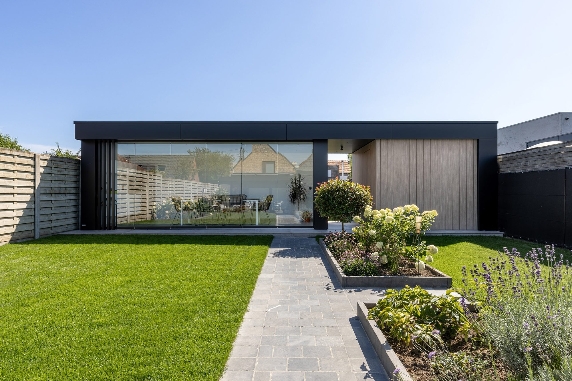 Moderne tijdloze tuinkamer met bergruimte en doorgang